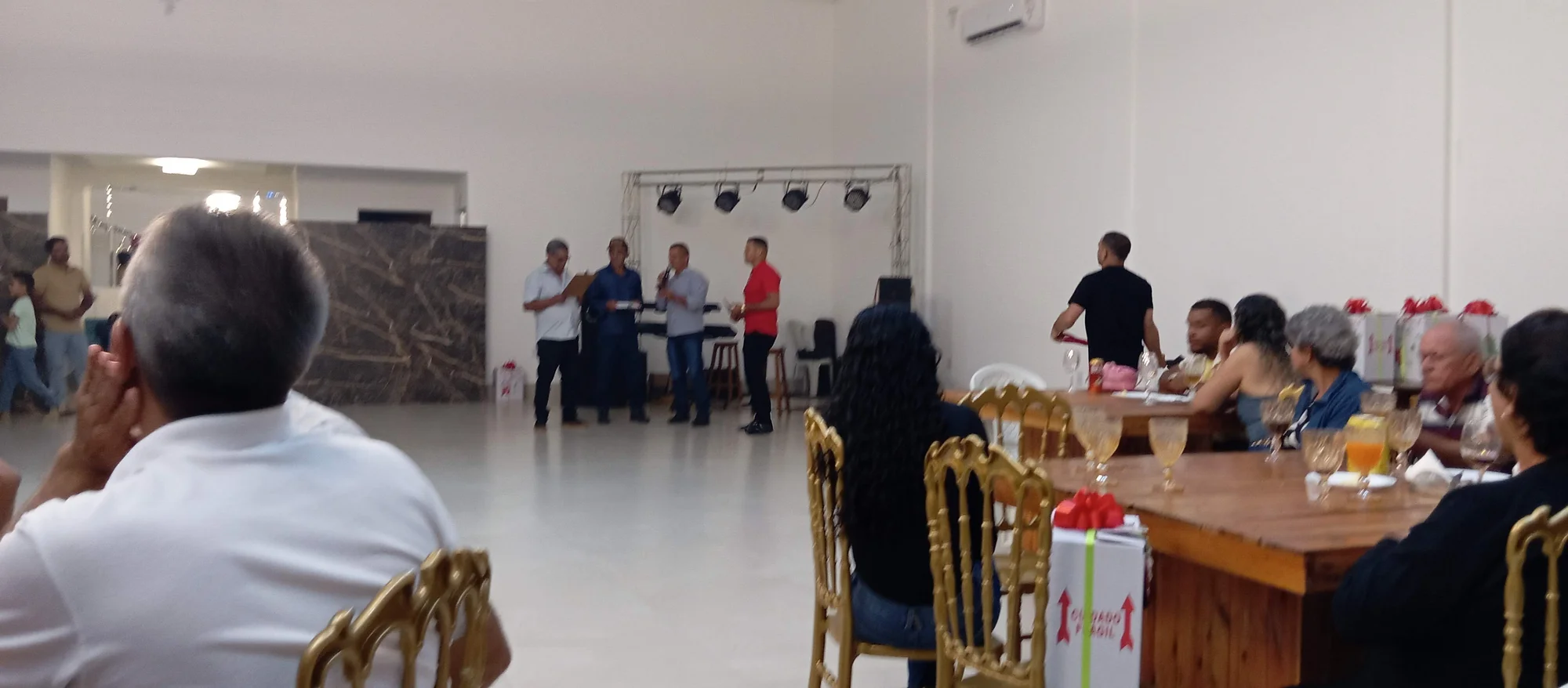 /image/19o-encontro-de-liderancas-rurais-reune-autoridades-associacoes-e-produtores-em-lagoa-dos-patos-mg?src=https%3A%2F%2Fimg2.pixhost.to%2Fimages%2F7461%2F719066734_img_20251205_215104.jpg&w=2000&q=85