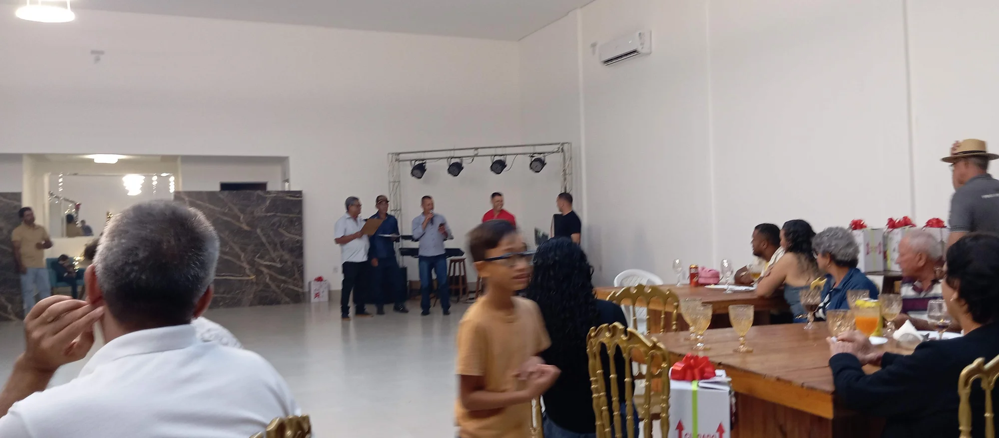 /image/19o-encontro-de-liderancas-rurais-reune-autoridades-associacoes-e-produtores-em-lagoa-dos-patos-mg?src=https%3A%2F%2Fimg2.pixhost.to%2Fimages%2F7461%2F719066736_img_20251205_215111.jpg&w=2000&q=85