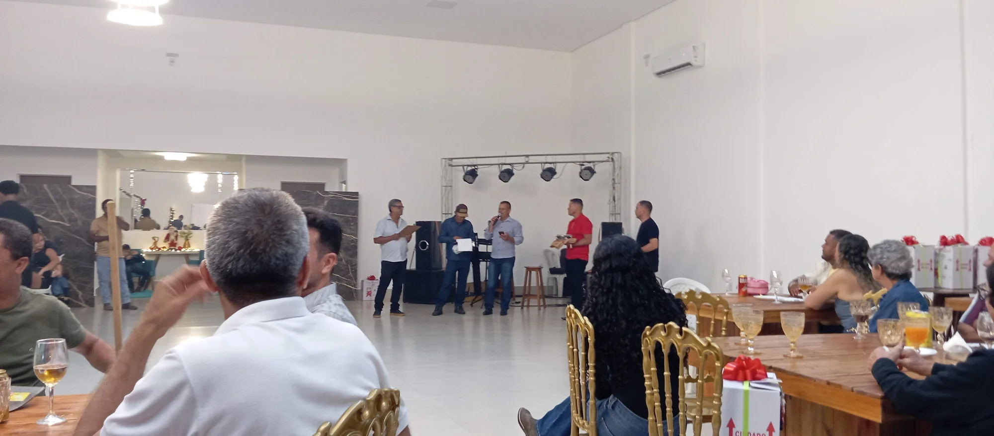 /image/19o-encontro-de-liderancas-rurais-reune-autoridades-associacoes-e-produtores-em-lagoa-dos-patos-mg?src=https%3A%2F%2Fimg2.pixhost.to%2Fimages%2F7461%2F719066757_img_20251205_215259.jpg&w=2000&q=85