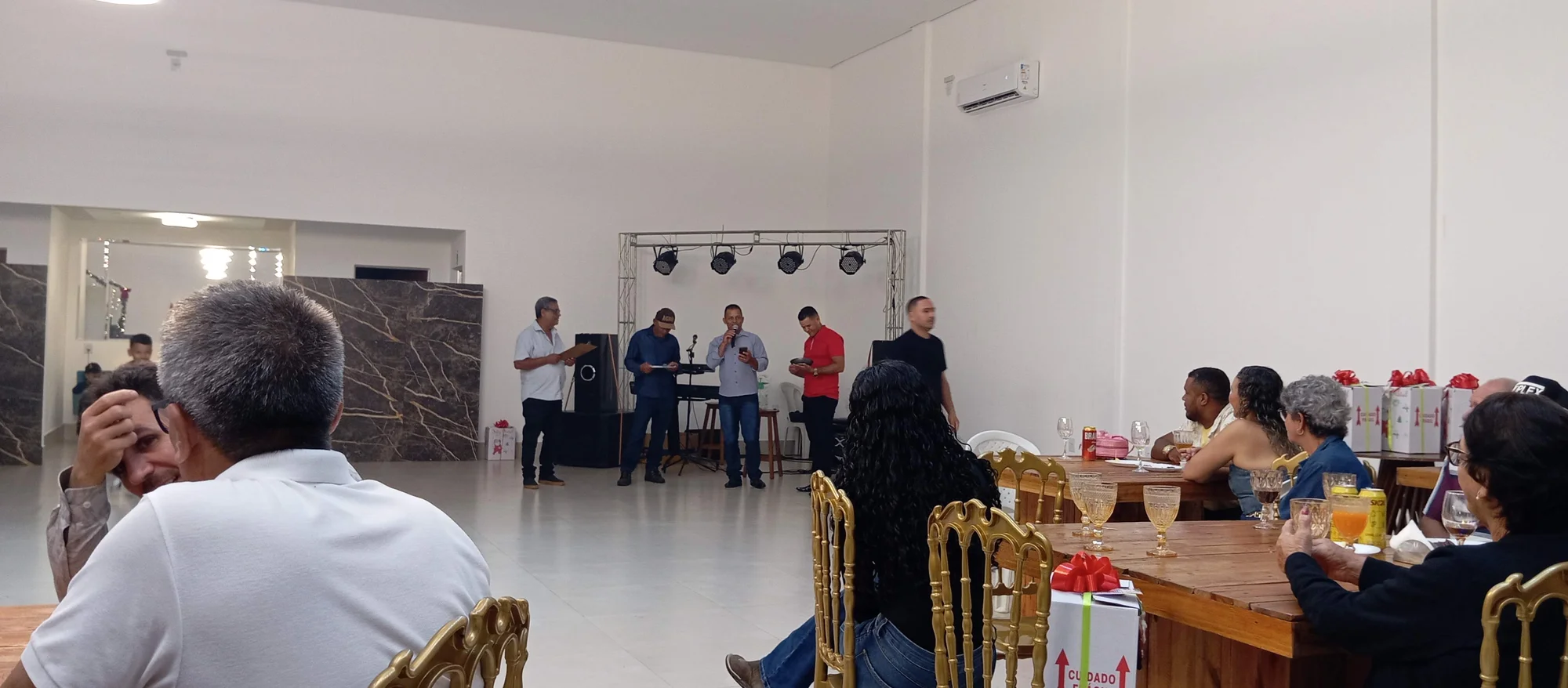 /image/19o-encontro-de-liderancas-rurais-reune-autoridades-associacoes-e-produtores-em-lagoa-dos-patos-mg?src=https%3A%2F%2Fimg2.pixhost.to%2Fimages%2F7461%2F719066758_img_20251205_215339.jpg&w=2000&q=85