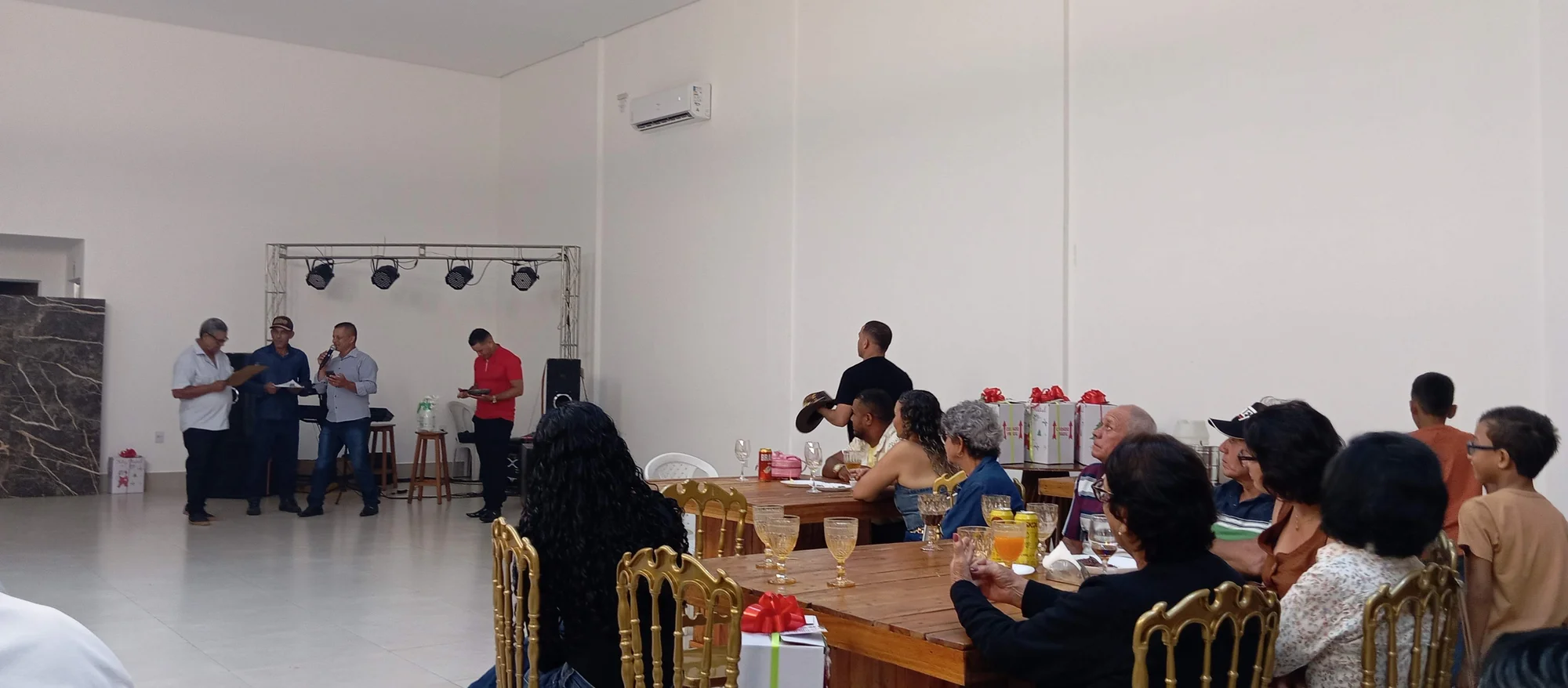 /image/19o-encontro-de-liderancas-rurais-reune-autoridades-associacoes-e-produtores-em-lagoa-dos-patos-mg?src=https%3A%2F%2Fimg2.pixhost.to%2Fimages%2F7461%2F719066763_img_20251205_215346.jpg&w=2000&q=85