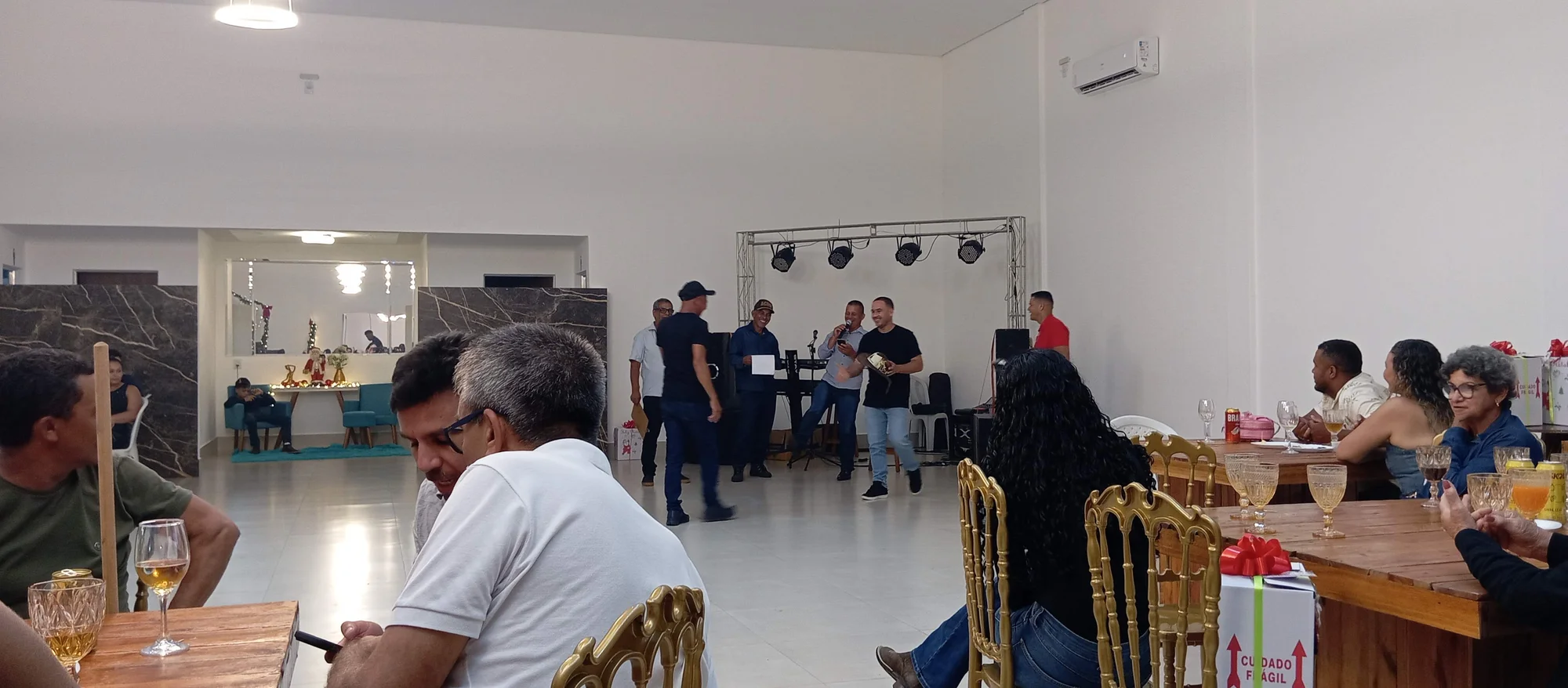 /image/19o-encontro-de-liderancas-rurais-reune-autoridades-associacoes-e-produtores-em-lagoa-dos-patos-mg?src=https%3A%2F%2Fimg2.pixhost.to%2Fimages%2F7461%2F719066769_img_20251205_215435.jpg&w=2000&q=85