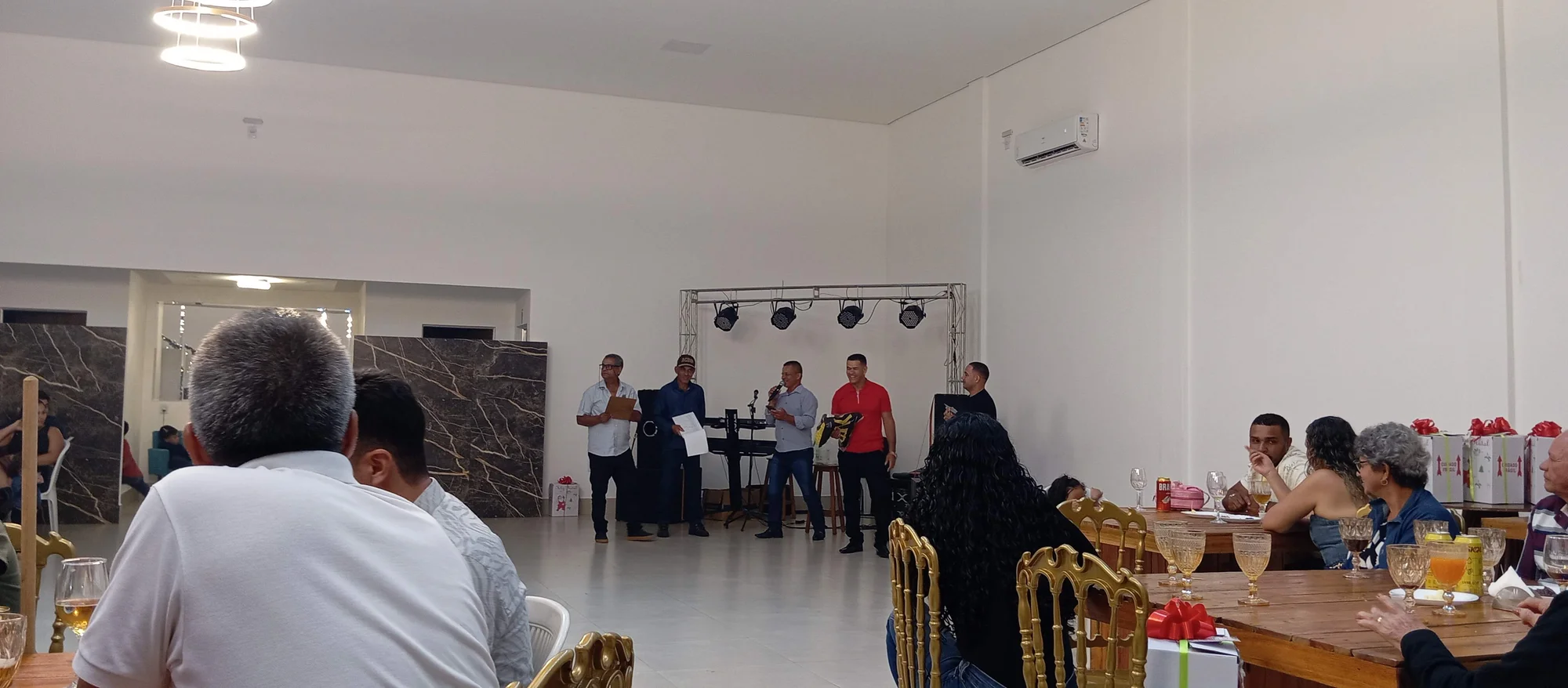 /image/19o-encontro-de-liderancas-rurais-reune-autoridades-associacoes-e-produtores-em-lagoa-dos-patos-mg?src=https%3A%2F%2Fimg2.pixhost.to%2Fimages%2F7461%2F719066777_img_20251205_215507.jpg&w=2000&q=85