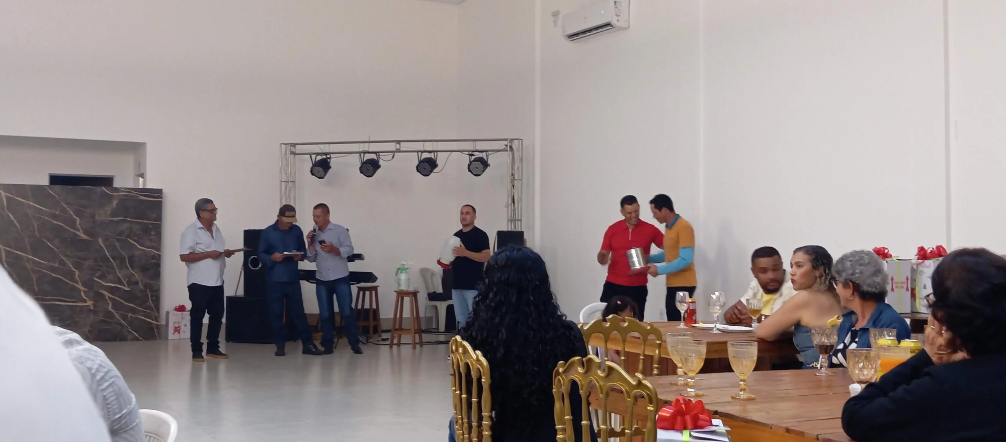 /image/19o-encontro-de-liderancas-rurais-reune-autoridades-associacoes-e-produtores-em-lagoa-dos-patos-mg?src=https%3A%2F%2Fimg2.pixhost.to%2Fimages%2F7461%2F719066799_img_20251205_215604.jpg&w=2000&q=85