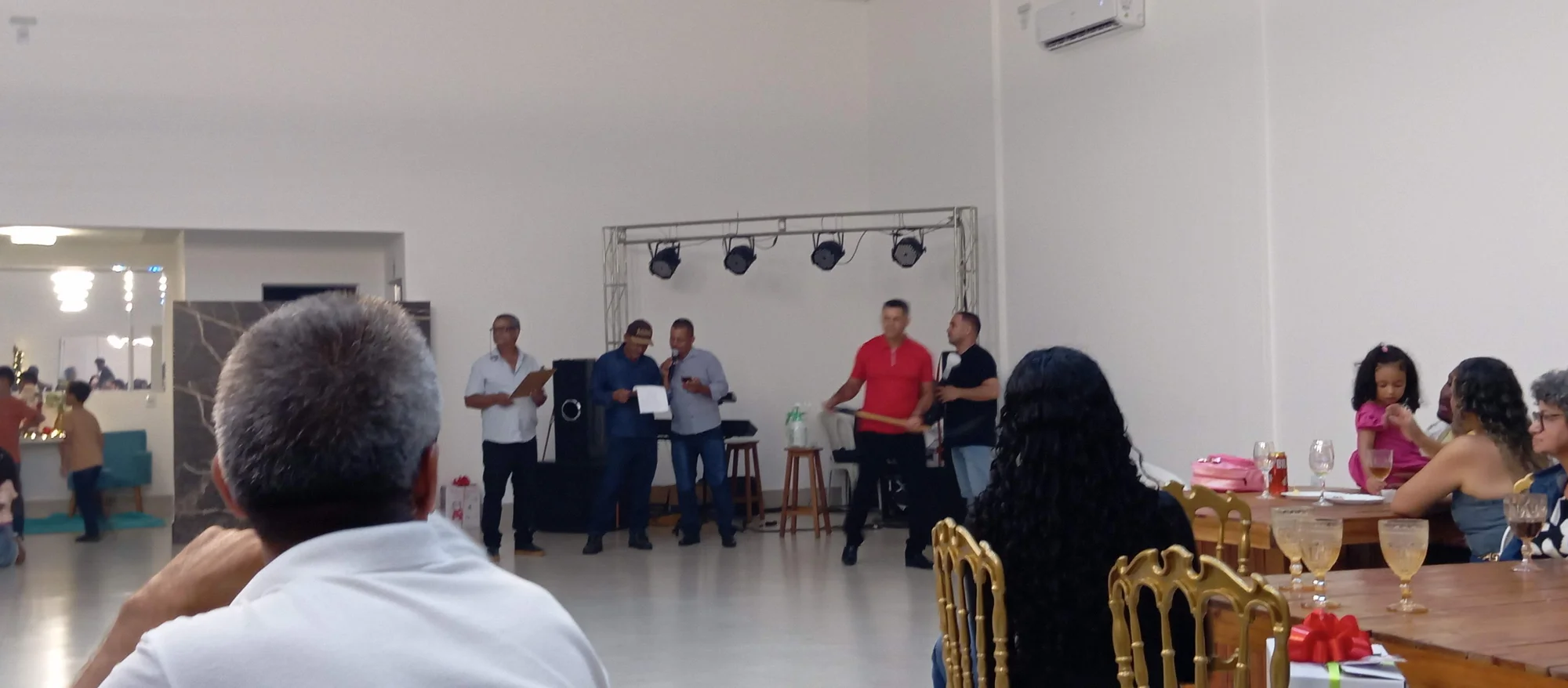 /image/19o-encontro-de-liderancas-rurais-reune-autoridades-associacoes-e-produtores-em-lagoa-dos-patos-mg?src=https%3A%2F%2Fimg2.pixhost.to%2Fimages%2F7461%2F719066801_img_20251205_215651.jpg&w=2000&q=85