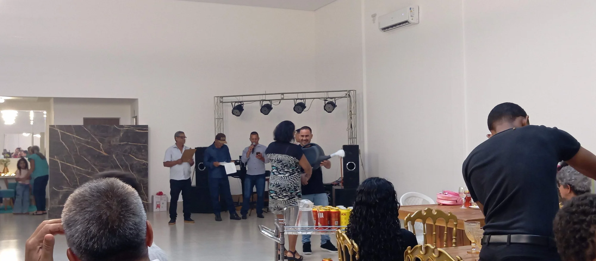 /image/19o-encontro-de-liderancas-rurais-reune-autoridades-associacoes-e-produtores-em-lagoa-dos-patos-mg?src=https%3A%2F%2Fimg2.pixhost.to%2Fimages%2F7461%2F719066803_img_20251205_215733.jpg&w=2000&q=85
