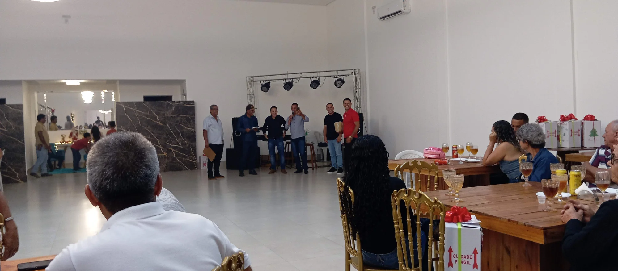 /image/19o-encontro-de-liderancas-rurais-reune-autoridades-associacoes-e-produtores-em-lagoa-dos-patos-mg?src=https%3A%2F%2Fimg2.pixhost.to%2Fimages%2F7461%2F719066874_img_20251205_220453.jpg&w=2000&q=85