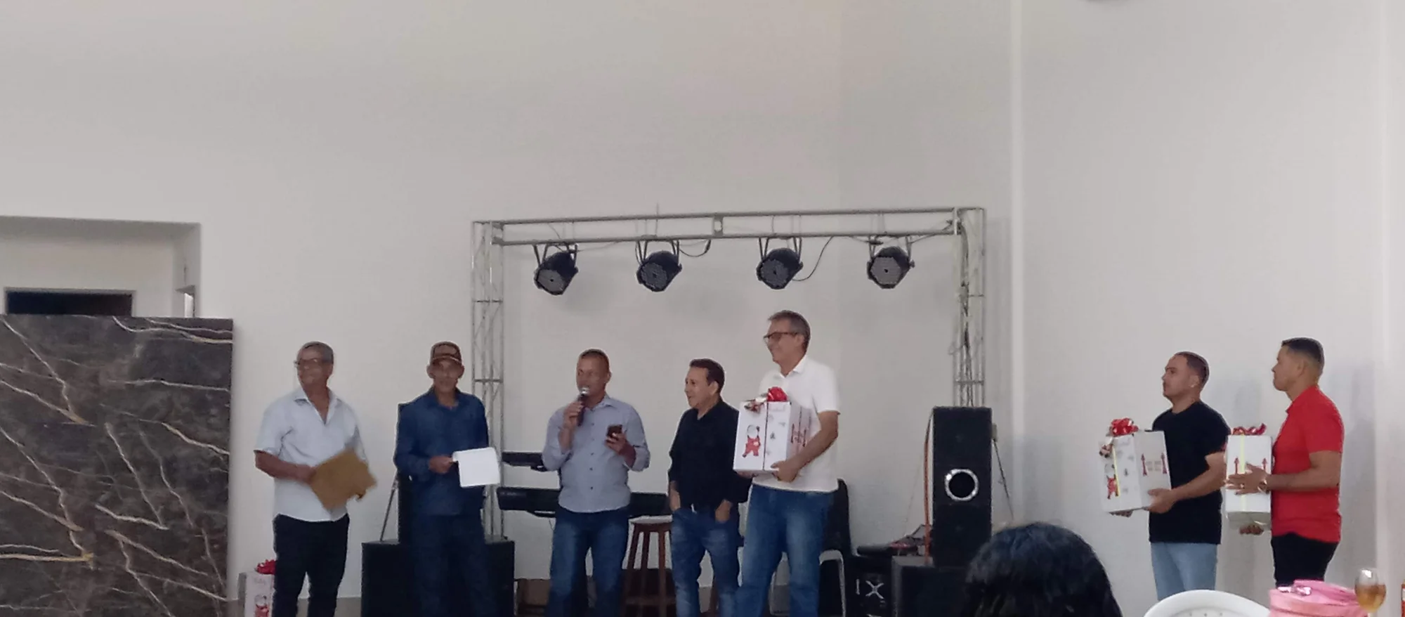 /image/19o-encontro-de-liderancas-rurais-reune-autoridades-associacoes-e-produtores-em-lagoa-dos-patos-mg?src=https%3A%2F%2Fimg2.pixhost.to%2Fimages%2F7461%2F719066885_img_20251205_220544.jpg&w=2000&q=85