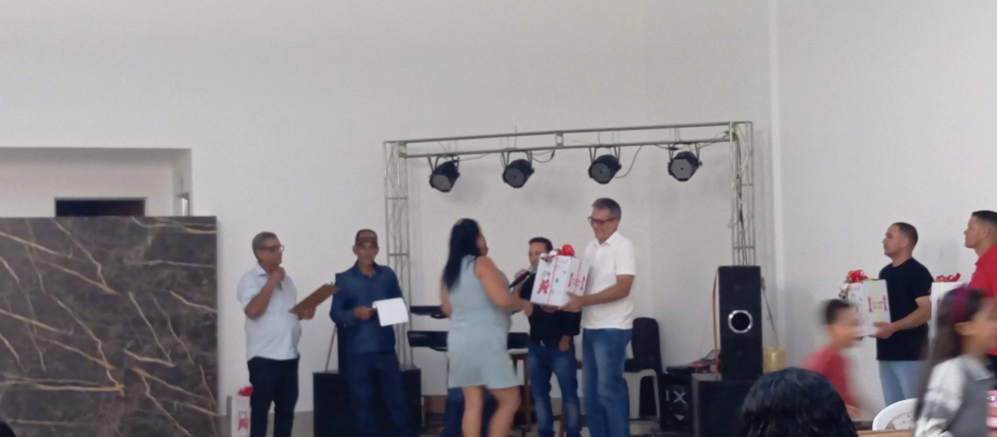 /image/19o-encontro-de-liderancas-rurais-reune-autoridades-associacoes-e-produtores-em-lagoa-dos-patos-mg?src=https%3A%2F%2Fimg2.pixhost.to%2Fimages%2F7461%2F719066889_img_20251205_220549.jpg&w=2000&q=85