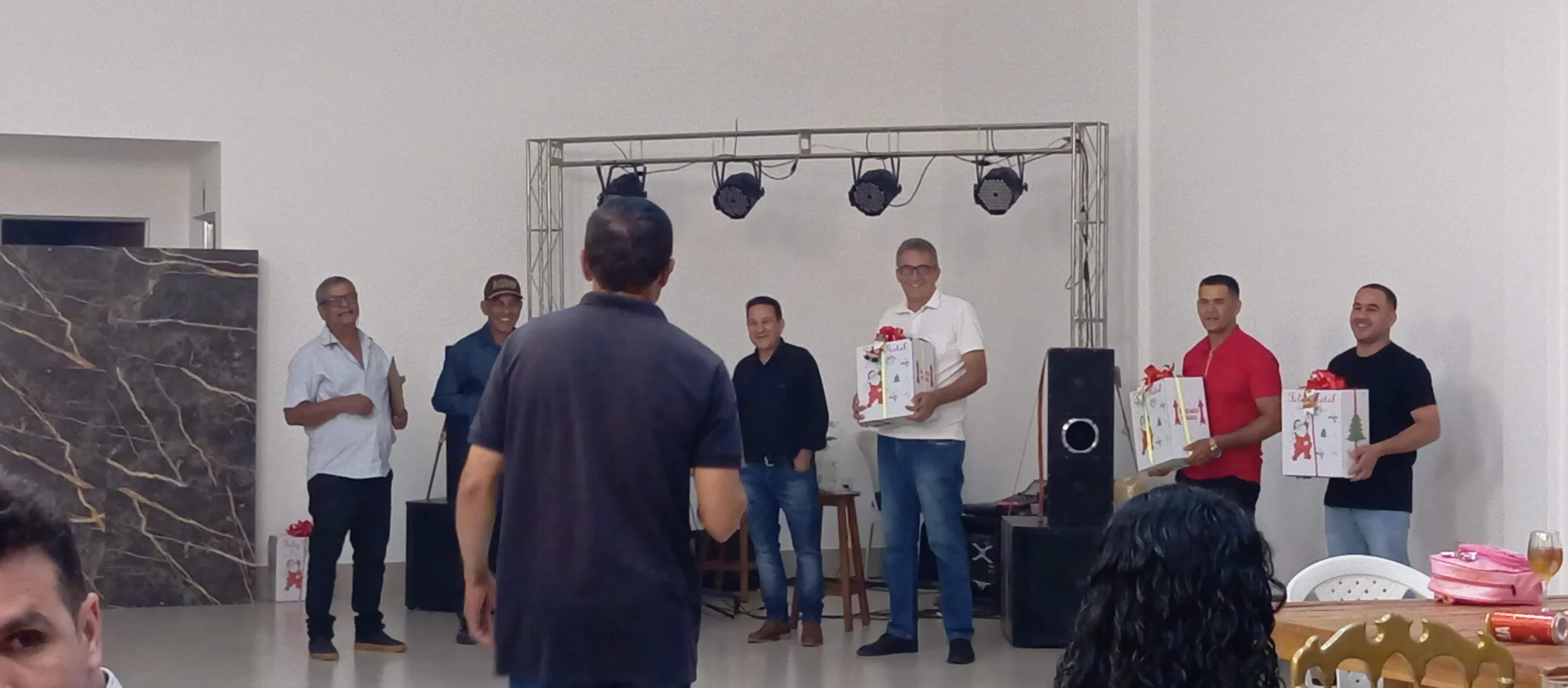 /image/19o-encontro-de-liderancas-rurais-reune-autoridades-associacoes-e-produtores-em-lagoa-dos-patos-mg?src=https%3A%2F%2Fimg2.pixhost.to%2Fimages%2F7461%2F719066896_img_20251205_220618.jpg&w=2000&q=85