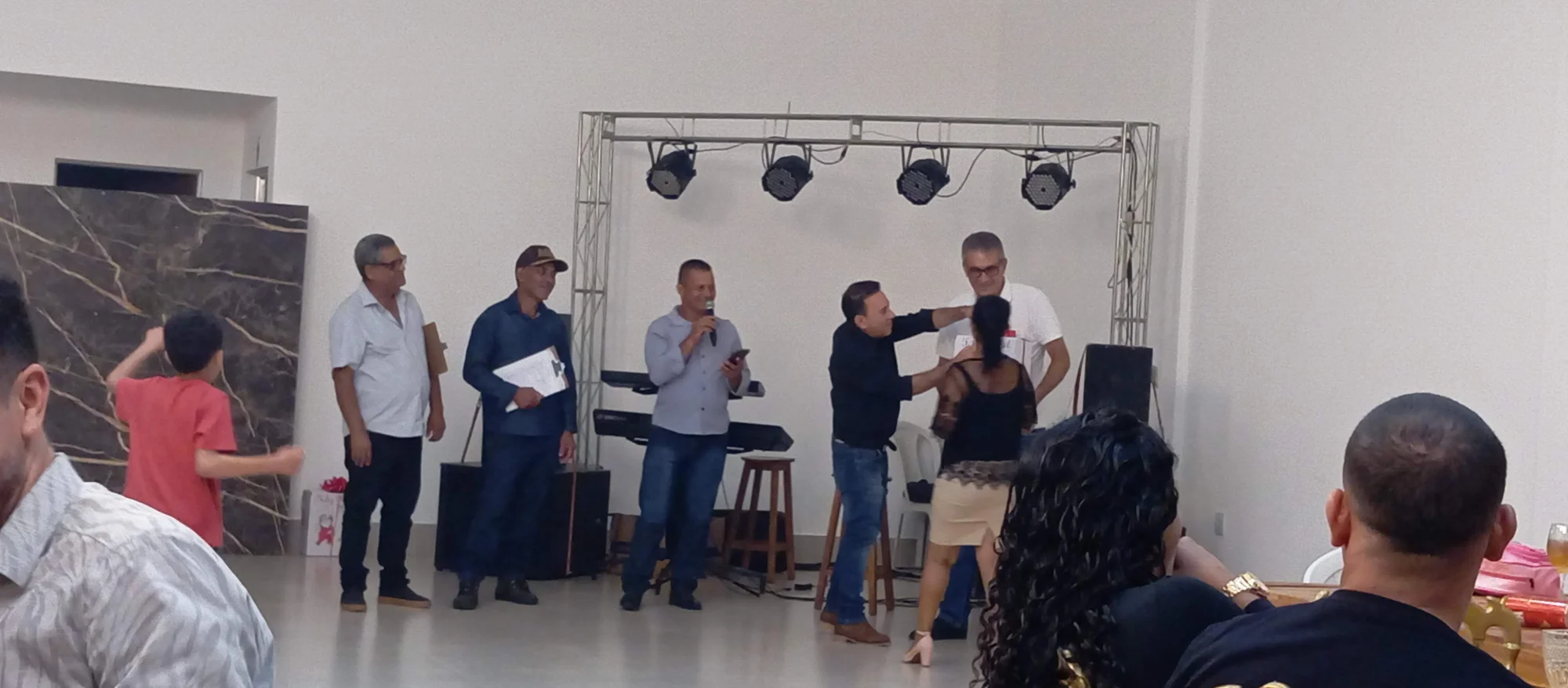 /image/19o-encontro-de-liderancas-rurais-reune-autoridades-associacoes-e-produtores-em-lagoa-dos-patos-mg?src=https%3A%2F%2Fimg2.pixhost.to%2Fimages%2F7461%2F719066923_img_20251205_220745.jpg&w=2000&q=85
