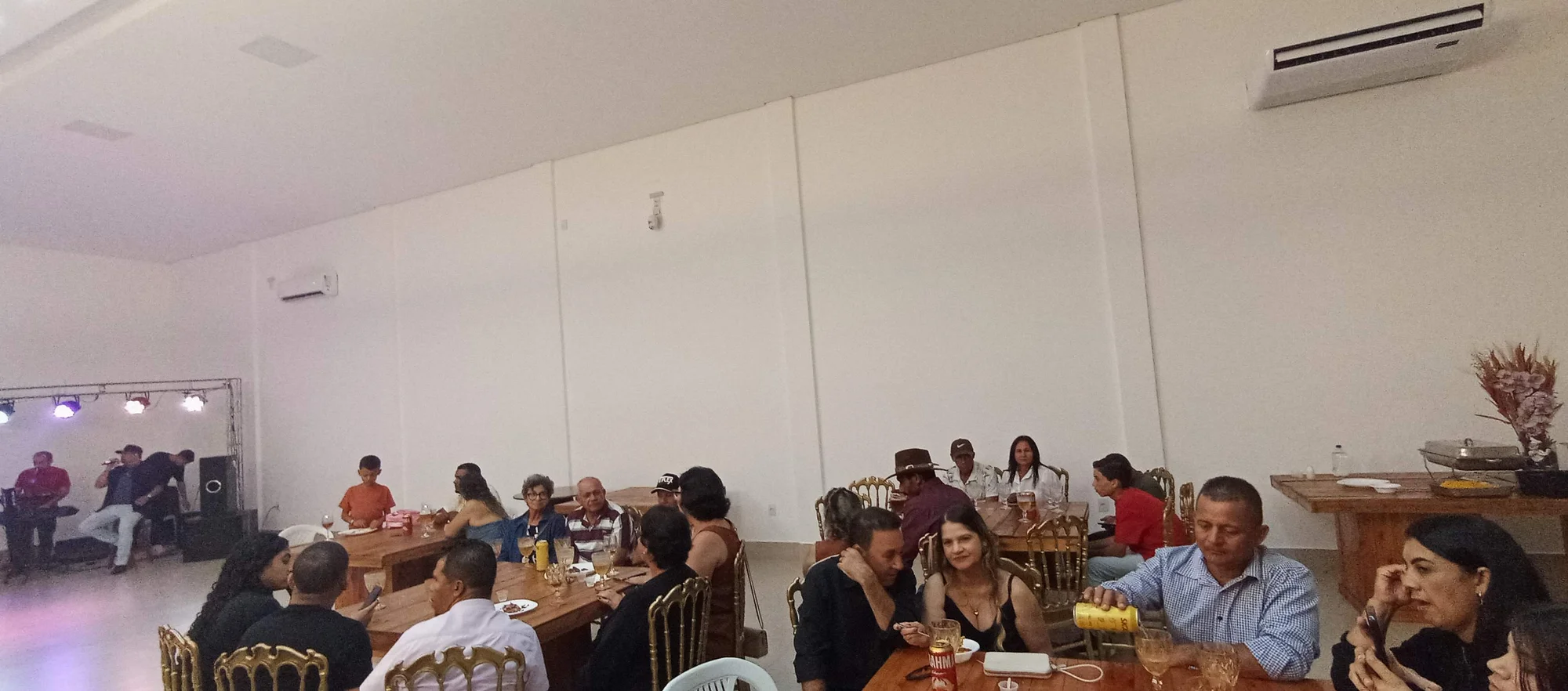 /image/19o-encontro-de-liderancas-rurais-reune-autoridades-associacoes-e-produtores-em-lagoa-dos-patos-mg?src=https%3A%2F%2Fimg2.pixhost.to%2Fimages%2F7461%2F719066967_img_20251205_223346.jpg&w=2000&q=85