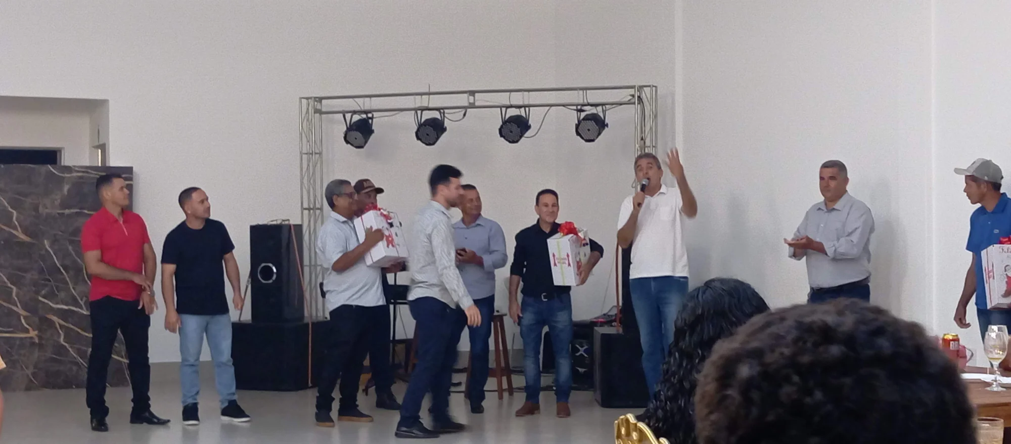 /image/19o-encontro-de-liderancas-rurais-reune-autoridades-associacoes-e-produtores-em-lagoa-dos-patos-mg?src=https%3A%2F%2Fimg2.pixhost.to%2Fimages%2F7461%2F719067003_img_20251205_214242.jpg&w=2000&q=85