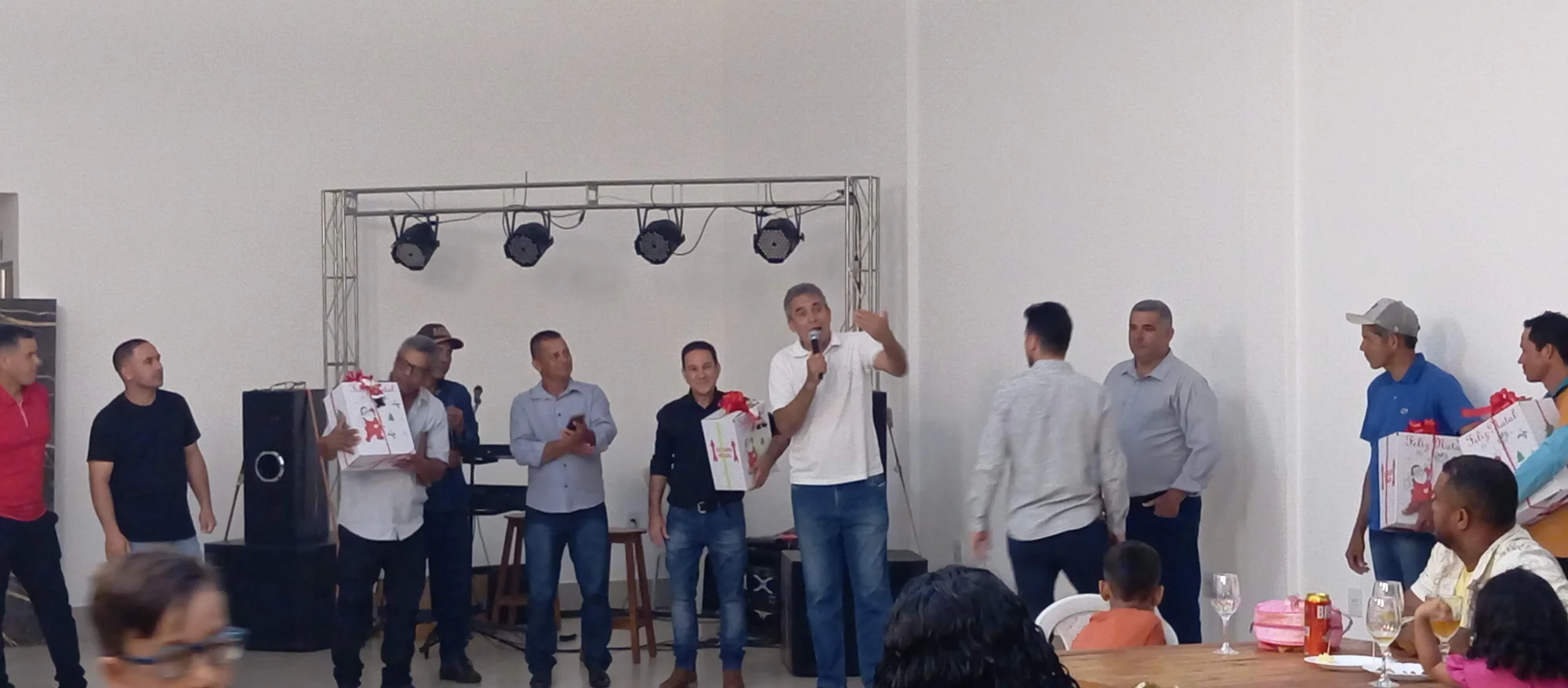 /image/19o-encontro-de-liderancas-rurais-reune-autoridades-associacoes-e-produtores-em-lagoa-dos-patos-mg?src=https%3A%2F%2Fimg2.pixhost.to%2Fimages%2F7461%2F719067006_img_20251205_214245.jpg&w=2000&q=85