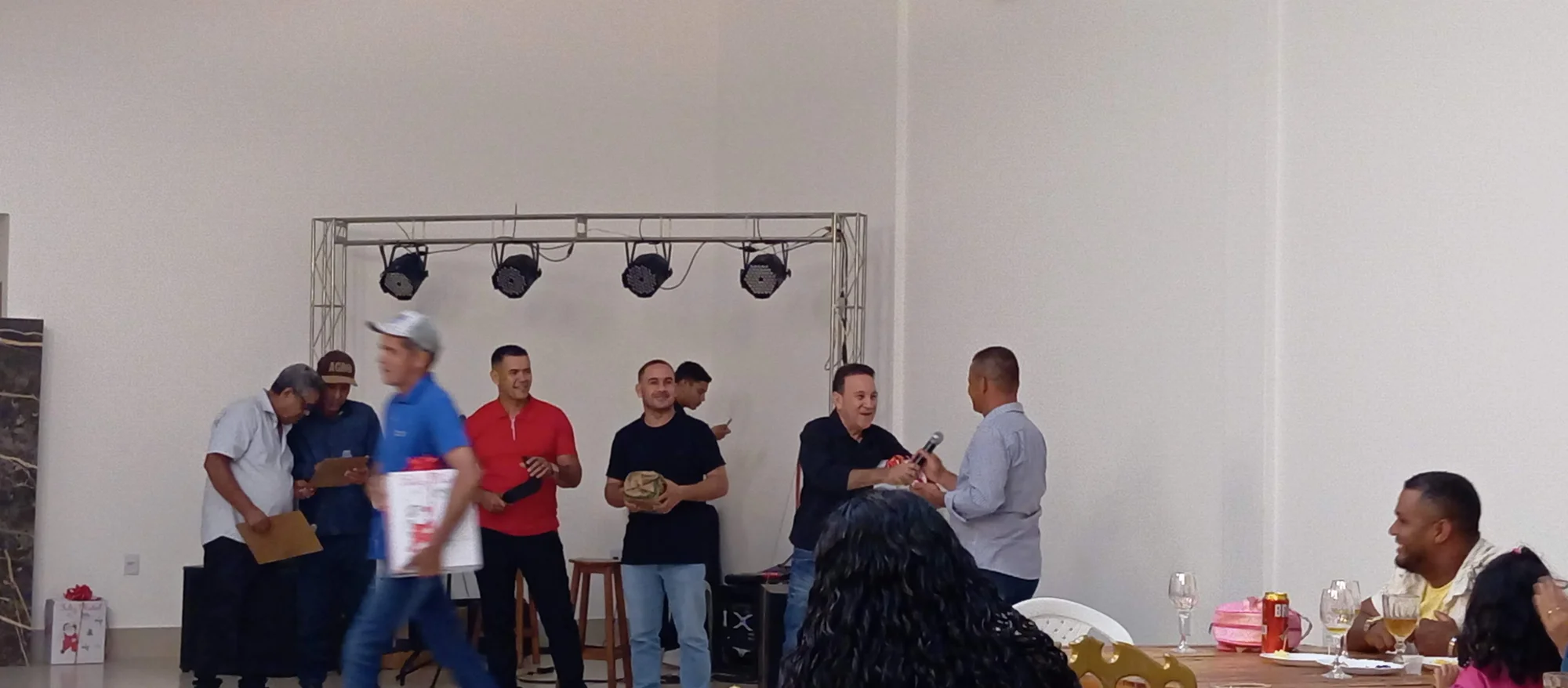 /image/19o-encontro-de-liderancas-rurais-reune-autoridades-associacoes-e-produtores-em-lagoa-dos-patos-mg?src=https%3A%2F%2Fimg2.pixhost.to%2Fimages%2F7461%2F719067013_img_20251205_214413.jpg&w=2000&q=85