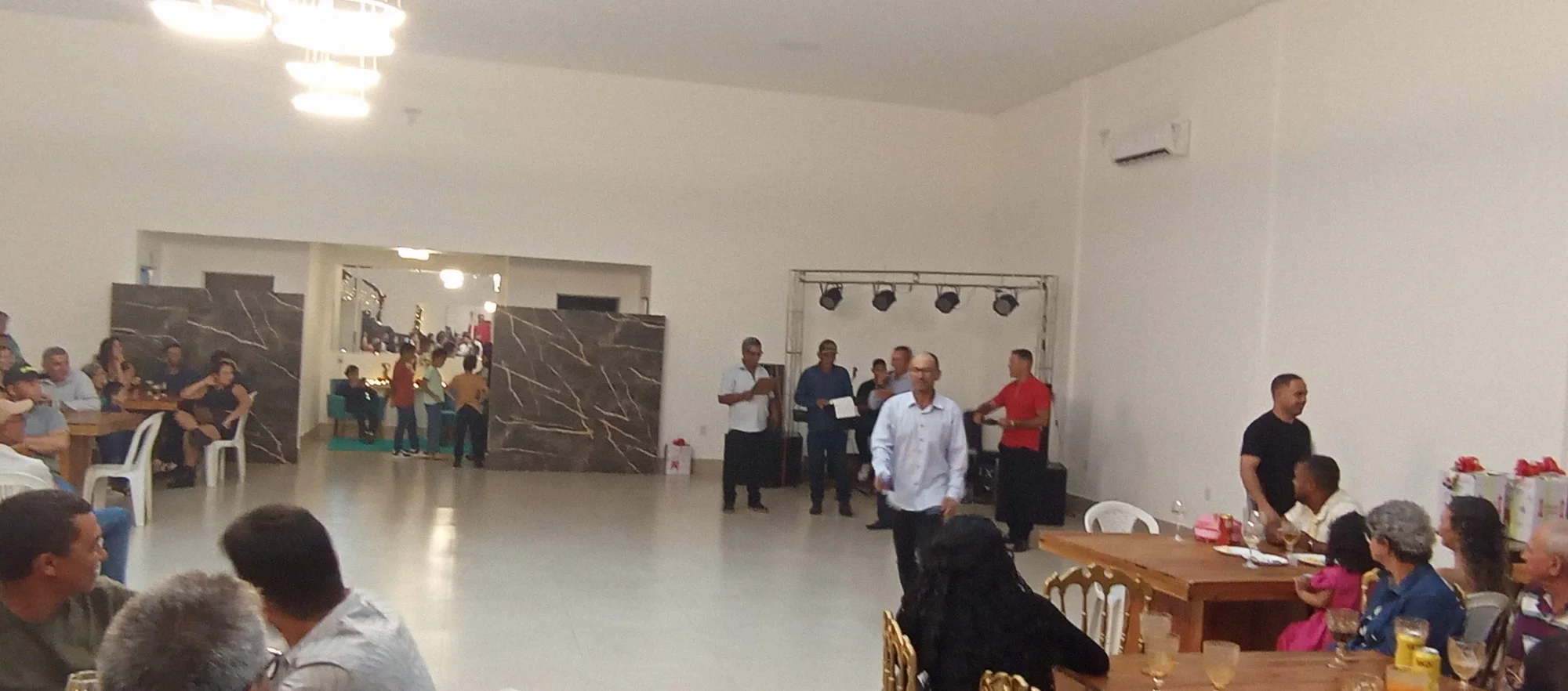 /image/19o-encontro-de-liderancas-rurais-reune-autoridades-associacoes-e-produtores-em-lagoa-dos-patos-mg?src=https%3A%2F%2Fimg2.pixhost.to%2Fimages%2F7461%2F719067016_img_20251205_214557.jpg&w=2000&q=85