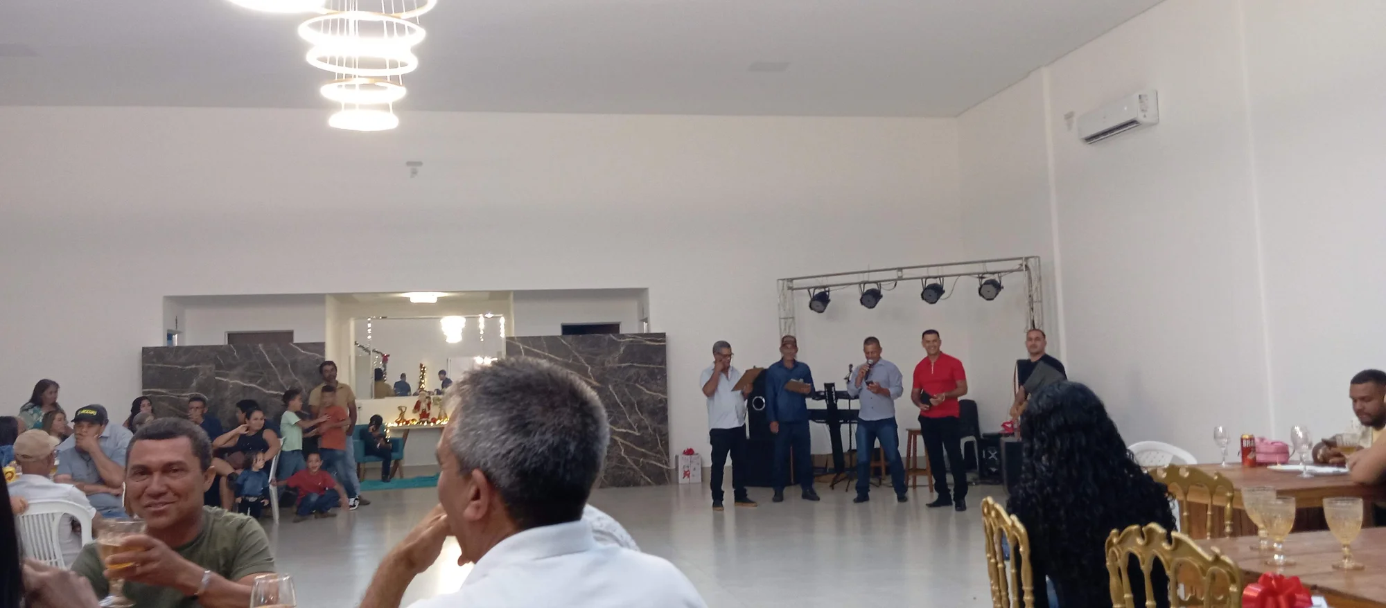 /image/19o-encontro-de-liderancas-rurais-reune-autoridades-associacoes-e-produtores-em-lagoa-dos-patos-mg?src=https%3A%2F%2Fimg2.pixhost.to%2Fimages%2F7461%2F719067042_img_20251205_215128.jpg&w=2000&q=85