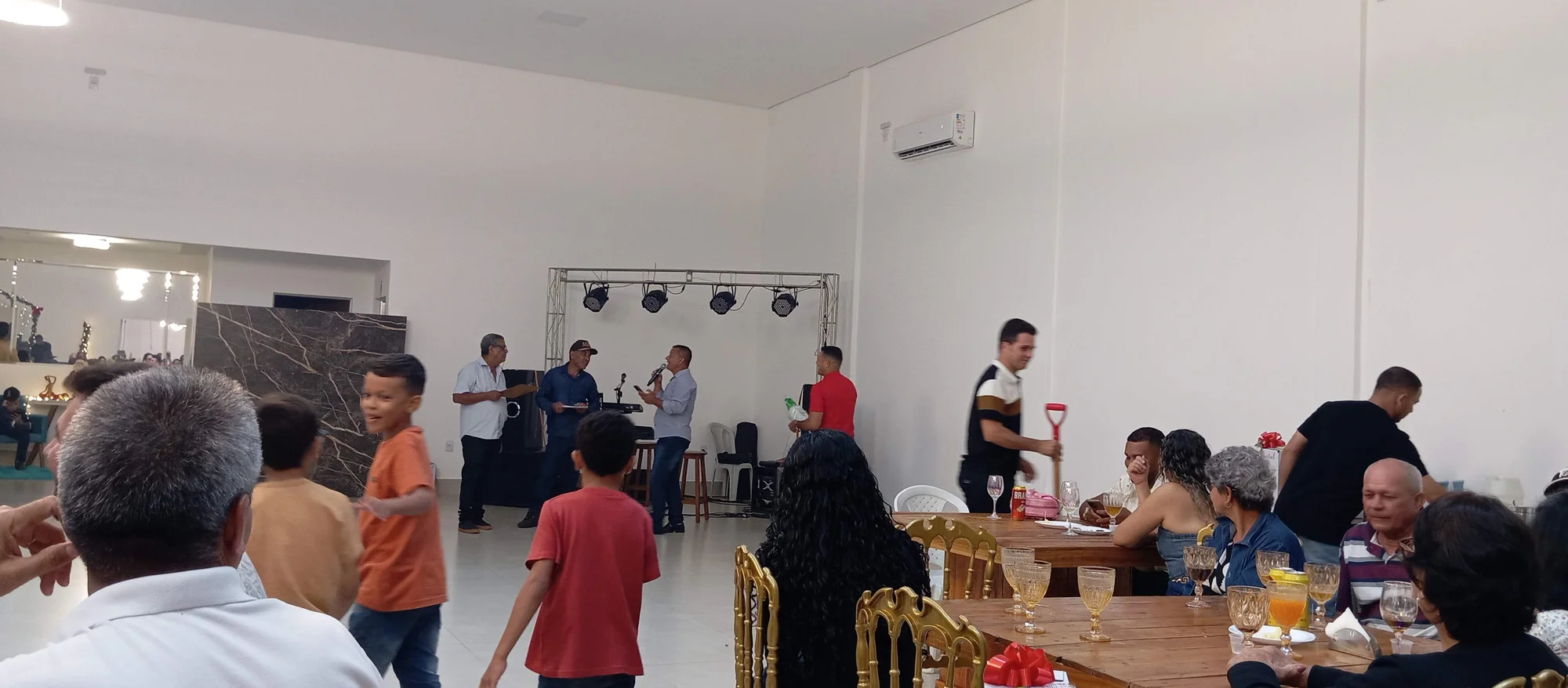 /image/19o-encontro-de-liderancas-rurais-reune-autoridades-associacoes-e-produtores-em-lagoa-dos-patos-mg?src=https%3A%2F%2Fimg2.pixhost.to%2Fimages%2F7461%2F719067049_img_20251205_215159.jpg&w=2000&q=85