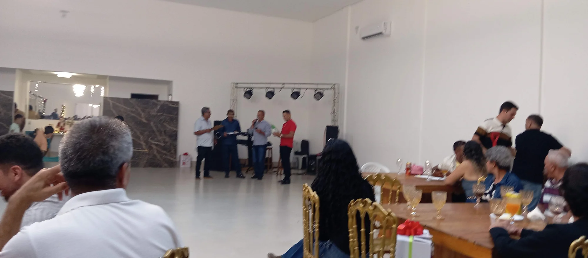 /image/19o-encontro-de-liderancas-rurais-reune-autoridades-associacoes-e-produtores-em-lagoa-dos-patos-mg?src=https%3A%2F%2Fimg2.pixhost.to%2Fimages%2F7461%2F719067052_img_20251205_215203.jpg&w=2000&q=85