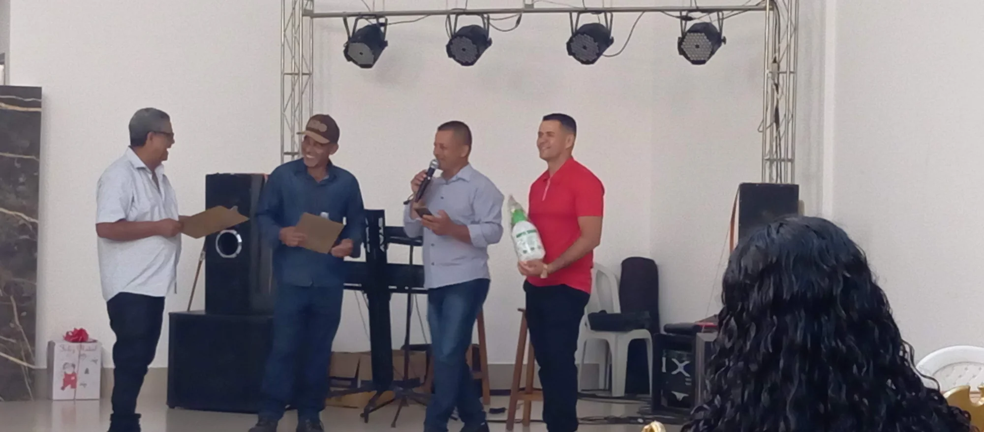 /image/19o-encontro-de-liderancas-rurais-reune-autoridades-associacoes-e-produtores-em-lagoa-dos-patos-mg?src=https%3A%2F%2Fimg2.pixhost.to%2Fimages%2F7461%2F719067055_img_20251205_215210.jpg&w=2000&q=85