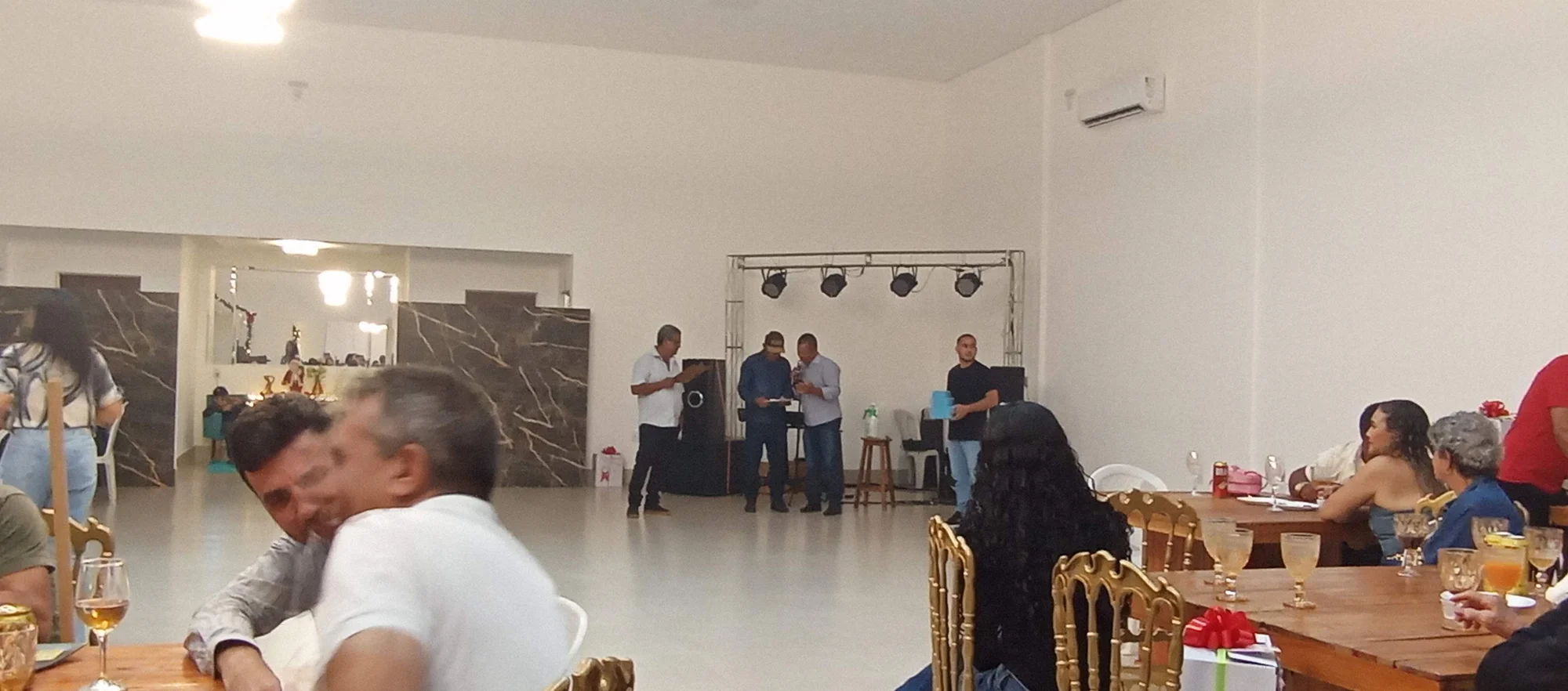 /image/19o-encontro-de-liderancas-rurais-reune-autoridades-associacoes-e-produtores-em-lagoa-dos-patos-mg?src=https%3A%2F%2Fimg2.pixhost.to%2Fimages%2F7461%2F719067065_img_20251205_215326.jpg&w=2000&q=85