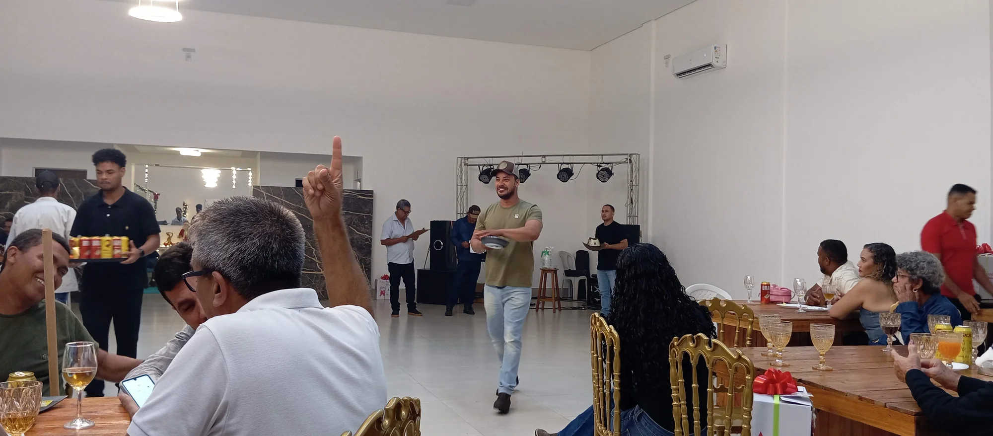 /image/19o-encontro-de-liderancas-rurais-reune-autoridades-associacoes-e-produtores-em-lagoa-dos-patos-mg?src=https%3A%2F%2Fimg2.pixhost.to%2Fimages%2F7461%2F719067077_img_20251205_215412.jpg&w=2000&q=85