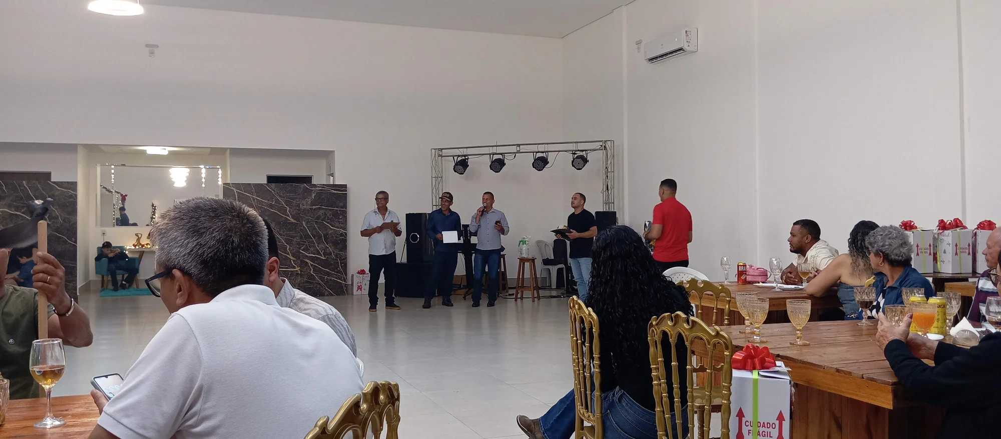 /image/19o-encontro-de-liderancas-rurais-reune-autoridades-associacoes-e-produtores-em-lagoa-dos-patos-mg?src=https%3A%2F%2Fimg2.pixhost.to%2Fimages%2F7461%2F719067081_img_20251205_215421.jpg&w=2000&q=85