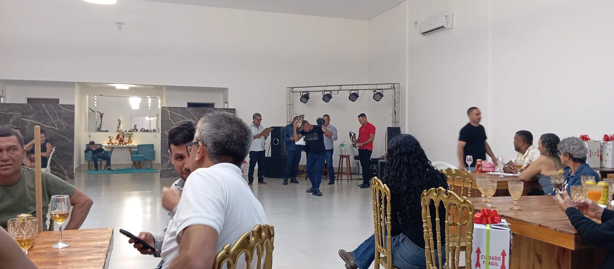 /image/19o-encontro-de-liderancas-rurais-reune-autoridades-associacoes-e-produtores-em-lagoa-dos-patos-mg?src=https%3A%2F%2Fimg2.pixhost.to%2Fimages%2F7461%2F719067084_img_20251205_215440.jpg&w=2000&q=85