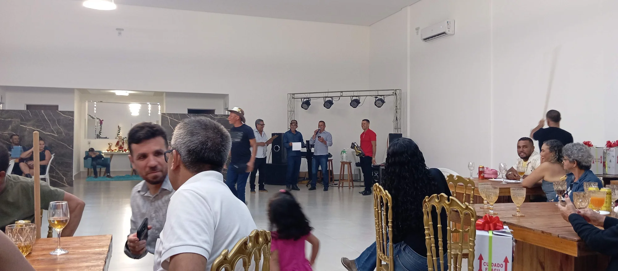 /image/19o-encontro-de-liderancas-rurais-reune-autoridades-associacoes-e-produtores-em-lagoa-dos-patos-mg?src=https%3A%2F%2Fimg2.pixhost.to%2Fimages%2F7461%2F719067085_img_20251205_215444.jpg&w=2000&q=85