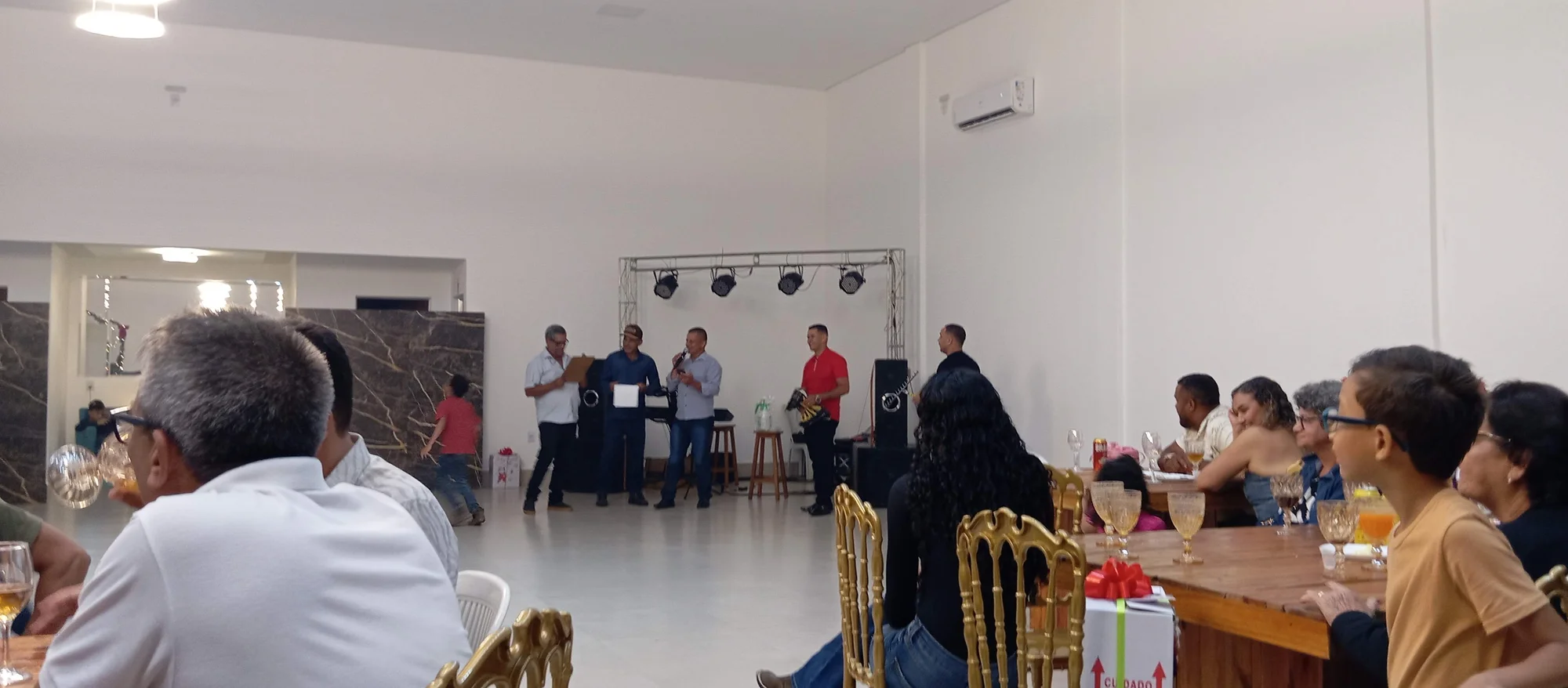 /image/19o-encontro-de-liderancas-rurais-reune-autoridades-associacoes-e-produtores-em-lagoa-dos-patos-mg?src=https%3A%2F%2Fimg2.pixhost.to%2Fimages%2F7461%2F719067090_img_20251205_215450.jpg&w=2000&q=85