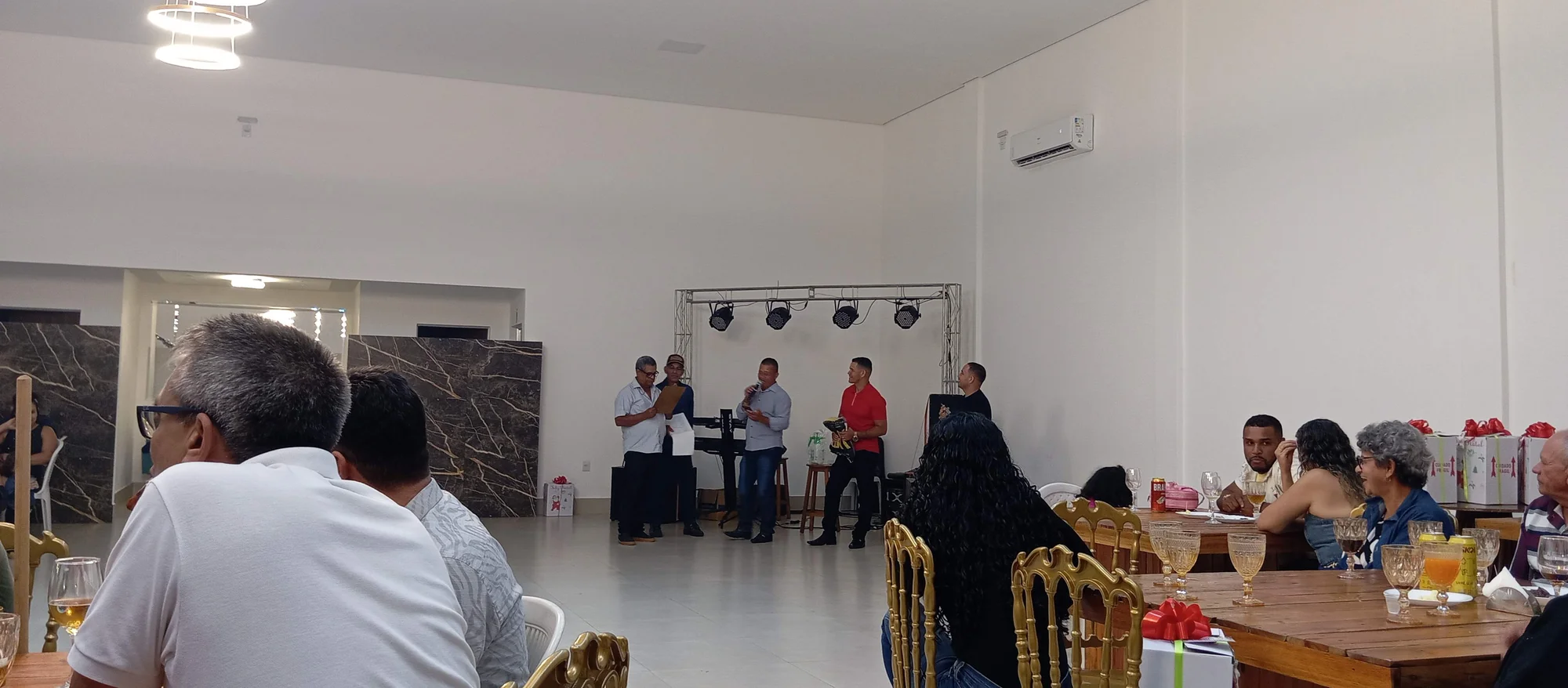 /image/19o-encontro-de-liderancas-rurais-reune-autoridades-associacoes-e-produtores-em-lagoa-dos-patos-mg?src=https%3A%2F%2Fimg2.pixhost.to%2Fimages%2F7461%2F719067093_img_20251205_215504.jpg&w=2000&q=85