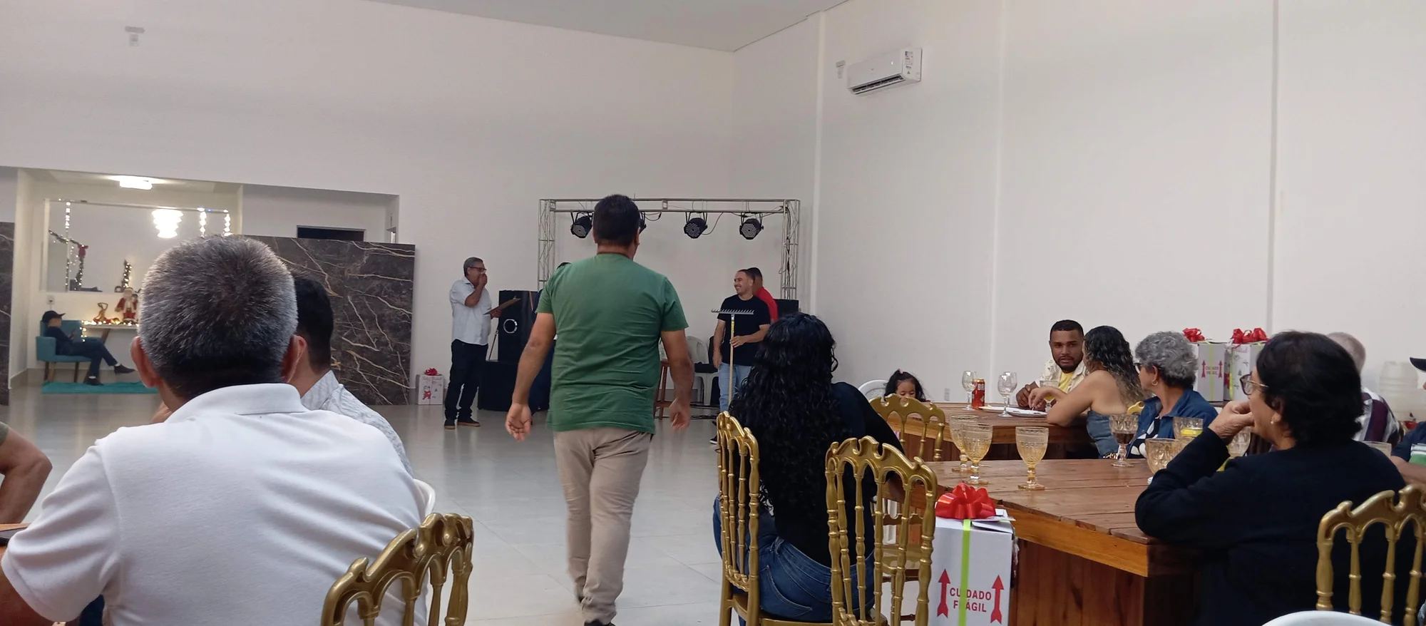 /image/19o-encontro-de-liderancas-rurais-reune-autoridades-associacoes-e-produtores-em-lagoa-dos-patos-mg?src=https%3A%2F%2Fimg2.pixhost.to%2Fimages%2F7461%2F719067105_img_20251205_215541.jpg&w=2000&q=85
