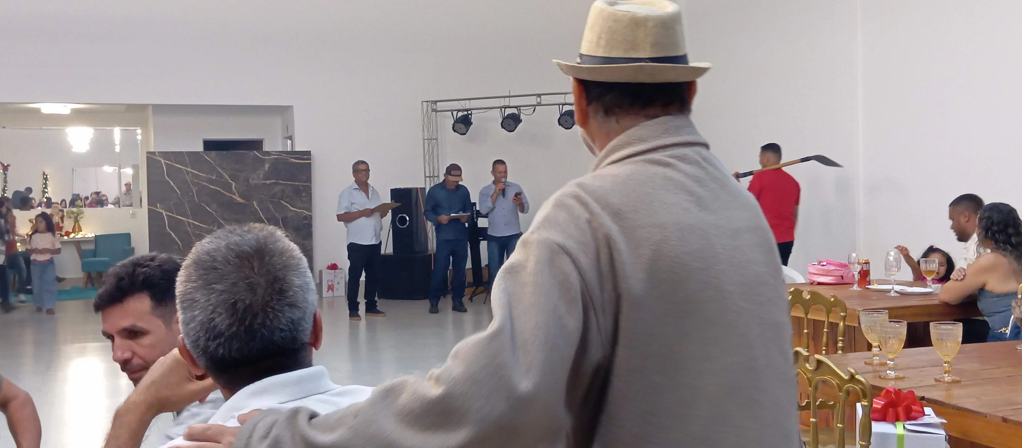 /image/19o-encontro-de-liderancas-rurais-reune-autoridades-associacoes-e-produtores-em-lagoa-dos-patos-mg?src=https%3A%2F%2Fimg2.pixhost.to%2Fimages%2F7461%2F719067126_img_20251205_215621.jpg&w=2000&q=85