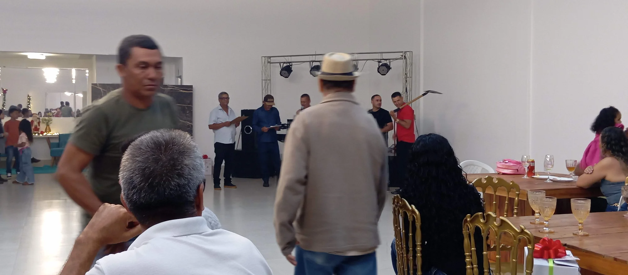 /image/19o-encontro-de-liderancas-rurais-reune-autoridades-associacoes-e-produtores-em-lagoa-dos-patos-mg?src=https%3A%2F%2Fimg2.pixhost.to%2Fimages%2F7461%2F719067133_img_20251205_215623.jpg&w=2000&q=85