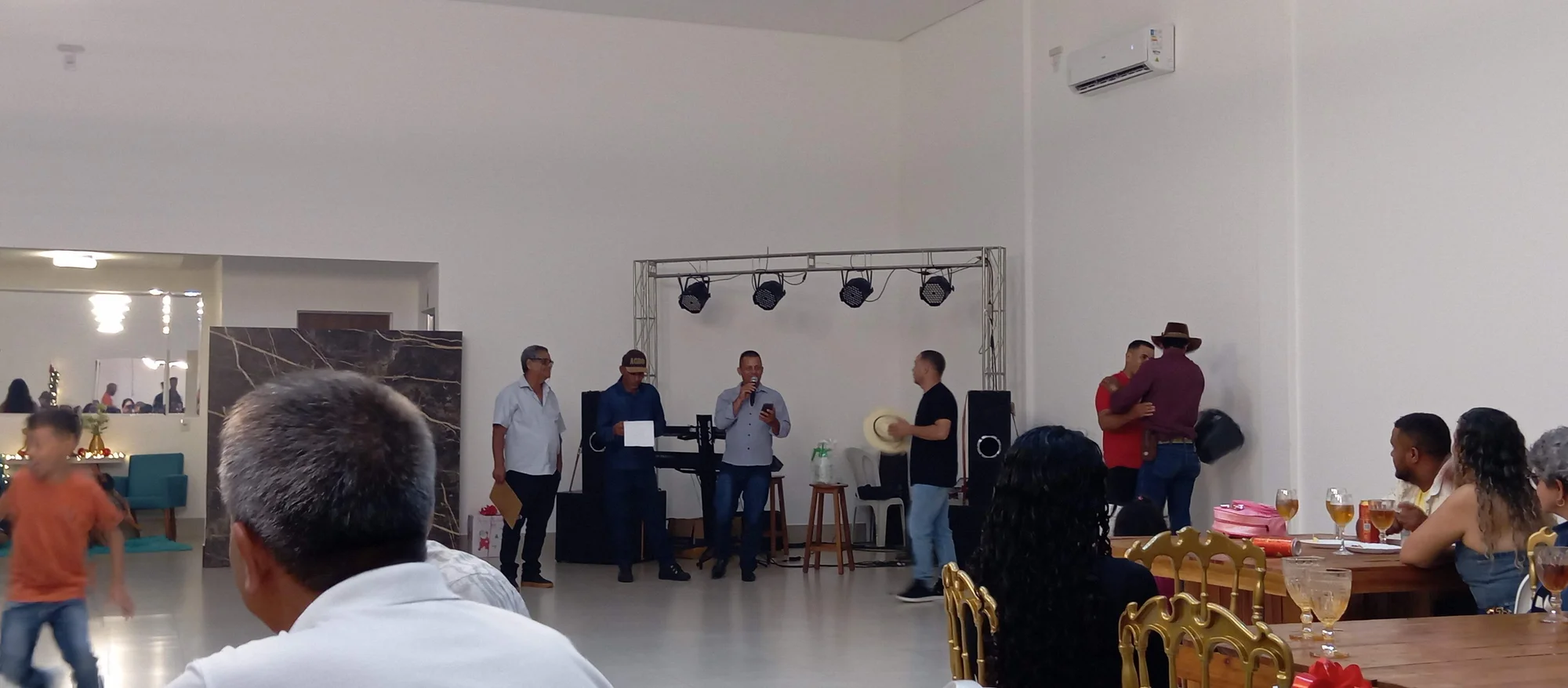 /image/19o-encontro-de-liderancas-rurais-reune-autoridades-associacoes-e-produtores-em-lagoa-dos-patos-mg?src=https%3A%2F%2Fimg2.pixhost.to%2Fimages%2F7461%2F719067174_img_20251205_215932.jpg&w=2000&q=85