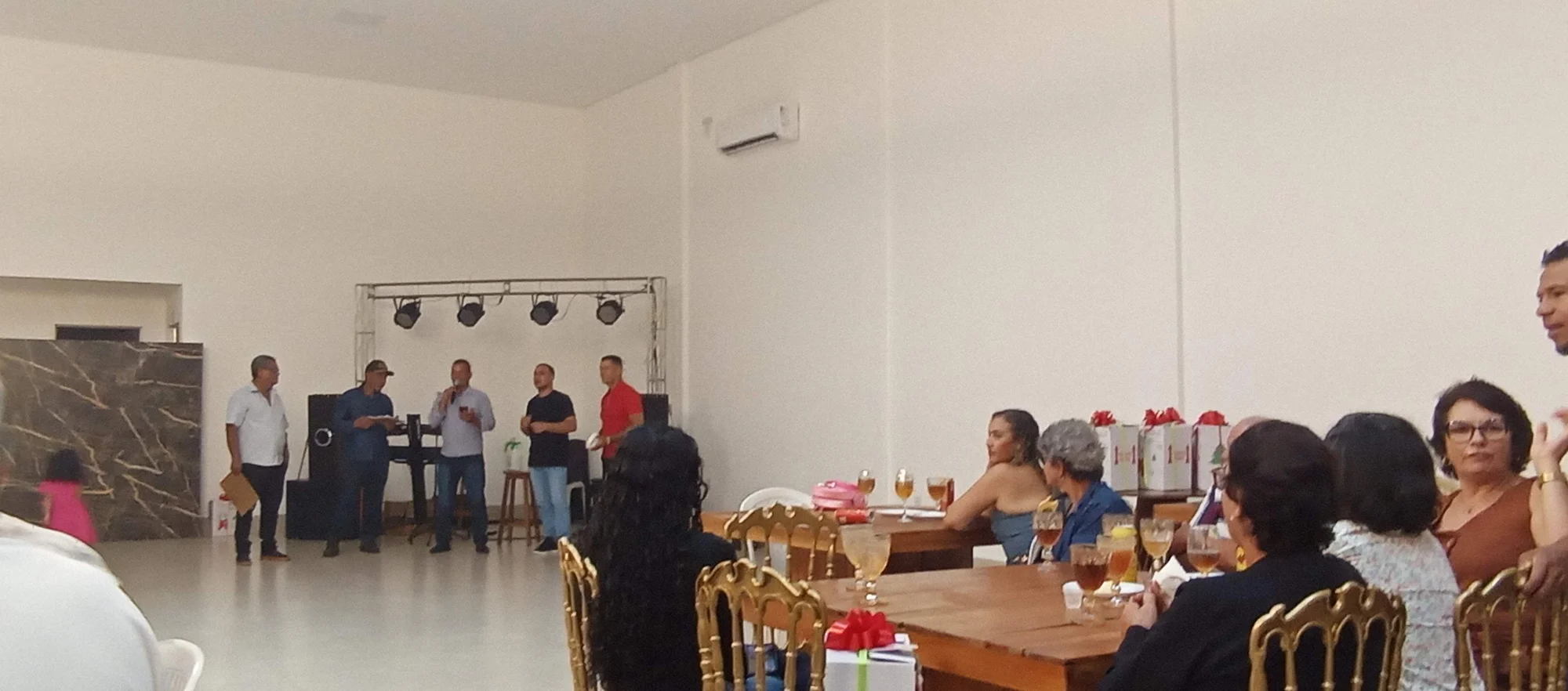 /image/19o-encontro-de-liderancas-rurais-reune-autoridades-associacoes-e-produtores-em-lagoa-dos-patos-mg?src=https%3A%2F%2Fimg2.pixhost.to%2Fimages%2F7461%2F719067207_img_20251205_220256.jpg&w=2000&q=85