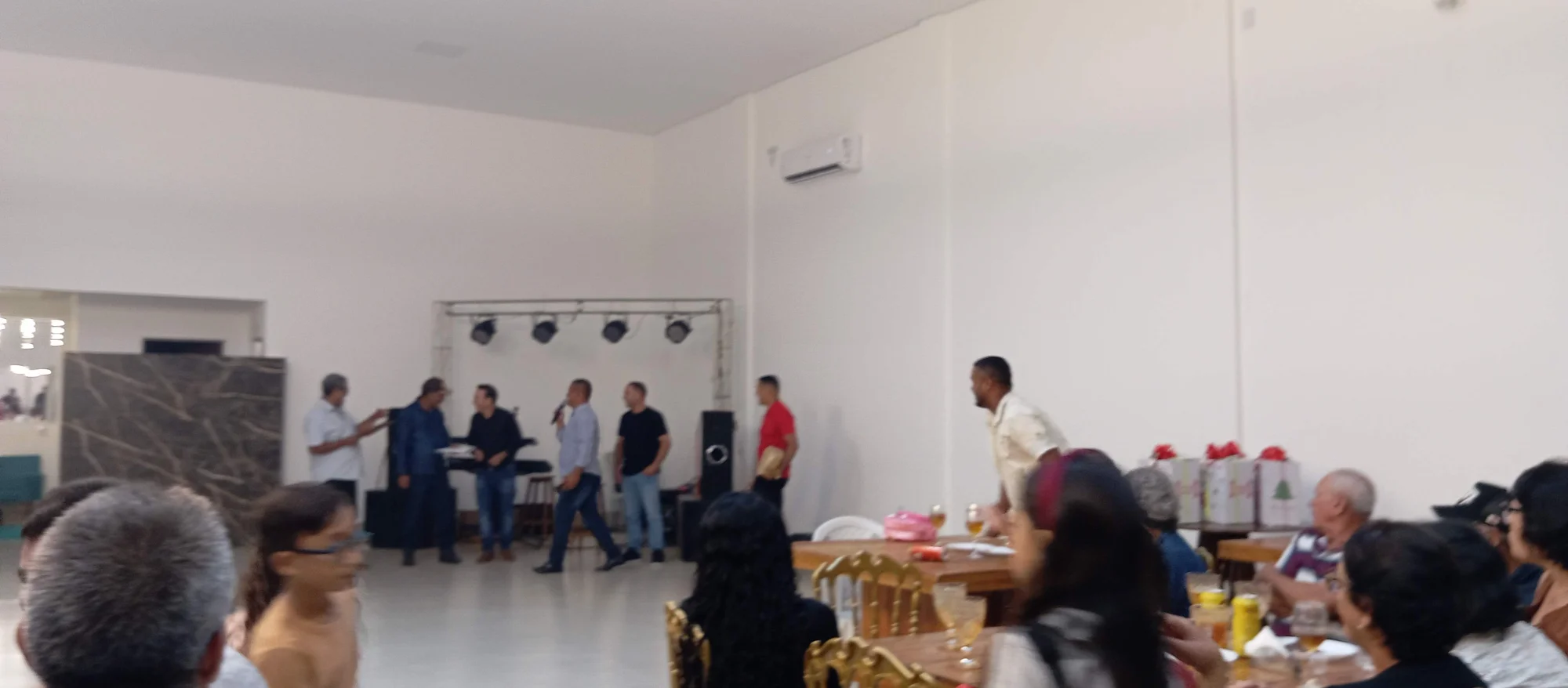 /image/19o-encontro-de-liderancas-rurais-reune-autoridades-associacoes-e-produtores-em-lagoa-dos-patos-mg?src=https%3A%2F%2Fimg2.pixhost.to%2Fimages%2F7461%2F719067216_img_20251205_220429.jpg&w=2000&q=85