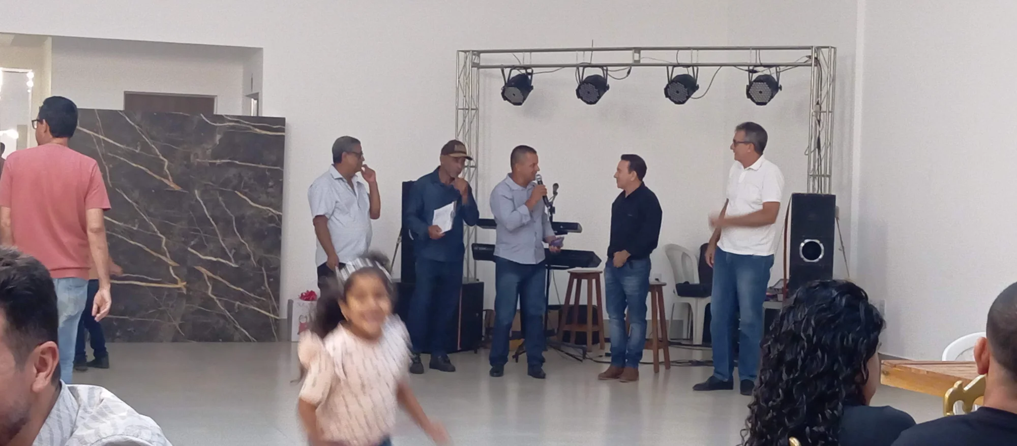 /image/19o-encontro-de-liderancas-rurais-reune-autoridades-associacoes-e-produtores-em-lagoa-dos-patos-mg?src=https%3A%2F%2Fimg2.pixhost.to%2Fimages%2F7461%2F719067230_img_20251205_220802.jpg&w=2000&q=85