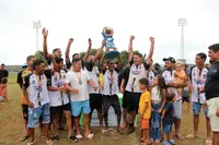 Imagem da galeria do artigo: É campeão! União Bet levanta a taça do 2º Campeonato Regional de Futebol de Campo de Lagoa dos Patos