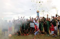 Imagem da galeria do artigo: É campeão! União Bet levanta a taça do 2º Campeonato Regional de Futebol de Campo de Lagoa dos Patos