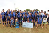 Imagem da galeria do artigo: É campeão! União Bet levanta a taça do 2º Campeonato Regional de Futebol de Campo de Lagoa dos Patos