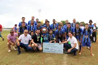 Imagem da galeria do artigo: É campeão! União Bet levanta a taça do 2º Campeonato Regional de Futebol de Campo de Lagoa dos Patos