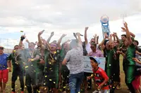 Imagem da galeria do artigo: É campeão! União Bet levanta a taça do 2º Campeonato Regional de Futebol de Campo de Lagoa dos Patos