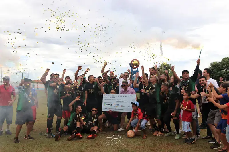 É campeão! União Bet levanta a taça do 2º Campeonato Regional de Futebol de Campo de Lagoa dos Patos