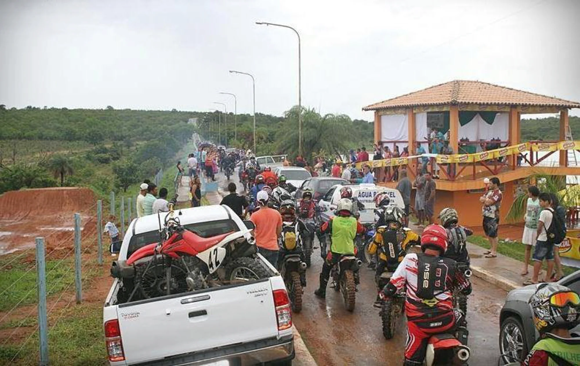 /image/fotos-antigas-lagoa-dos-patos-mg-em-memorias?src=https%3A%2F%2Fimg1.pixhost.to%2Fimages%2F10289%2F662750522_acao-global-lagoa-dos-patos-motocross-03.jpg&w=2000&q=85
