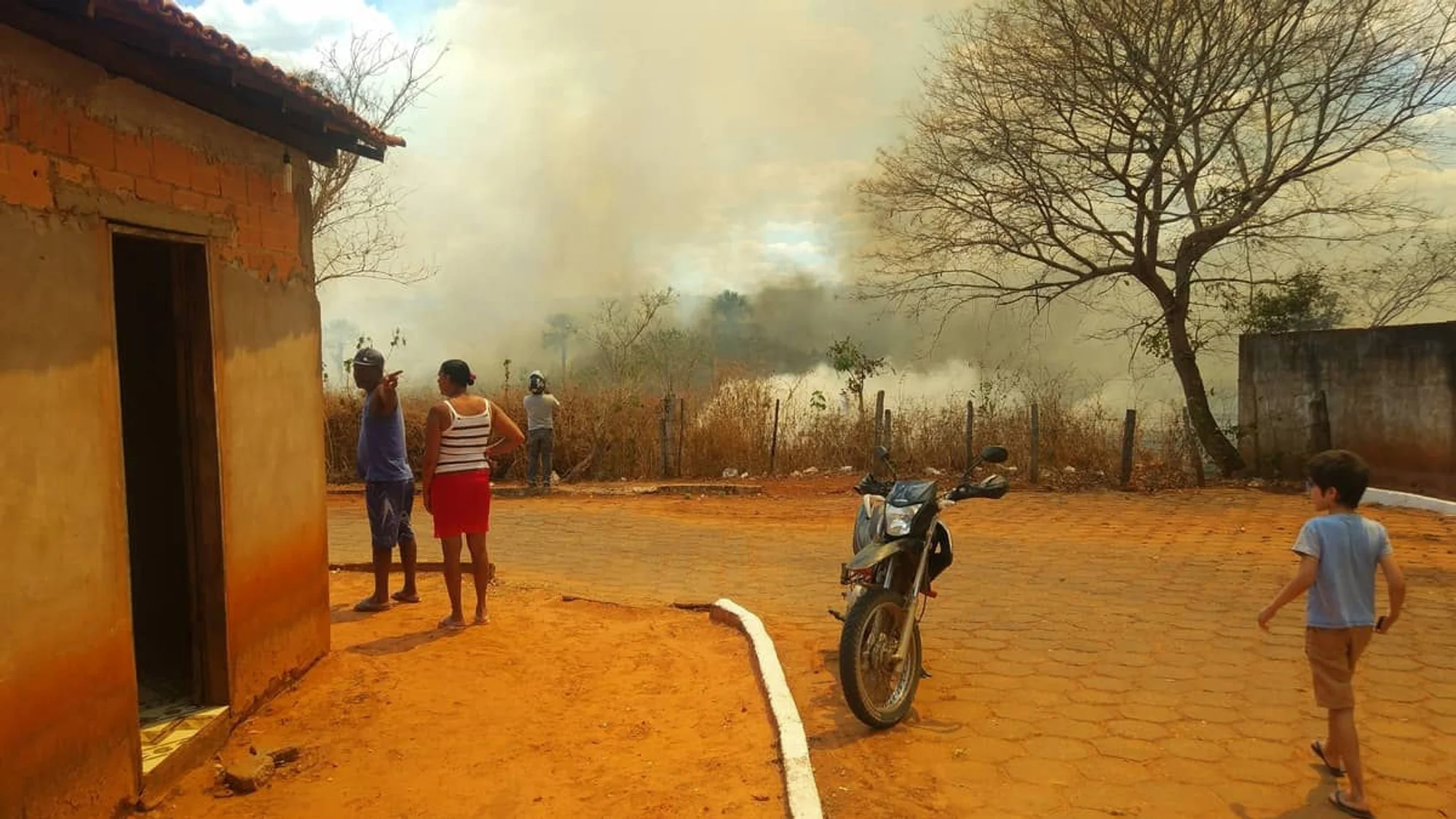 /image/fotos-antigas-lagoa-dos-patos-mg-em-memorias?src=https%3A%2F%2Fimg1.pixhost.to%2Fimages%2F11787%2F687199966_fogo-incendio-lagoa-dos-patos-mg-calor_qrtap.jpg&w=2000&q=85