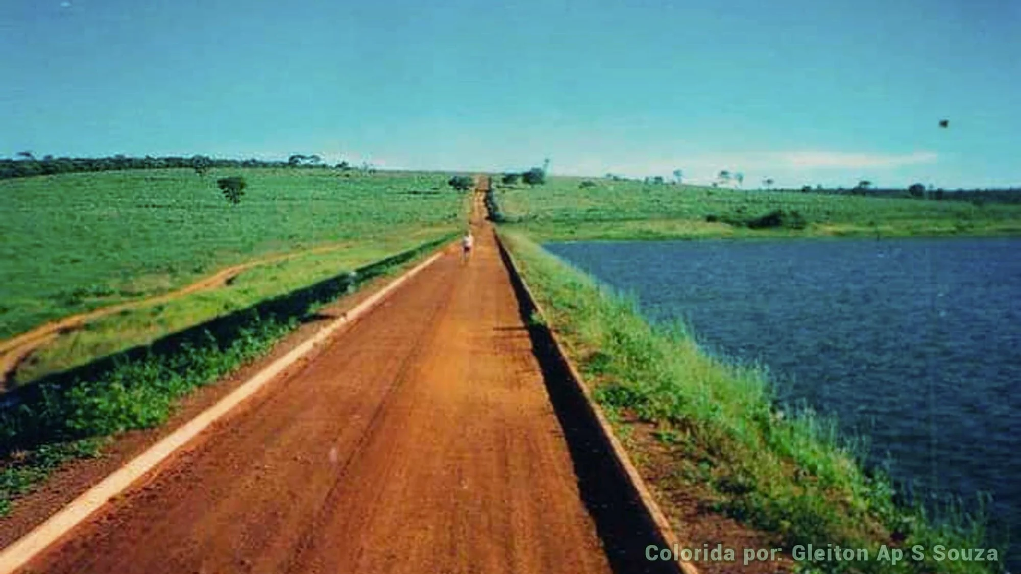 /image/fotos-antigas-lagoa-dos-patos-mg-em-memorias?src=https%3A%2F%2Frogresph.sirv.com%2Fsala-mineira%2Ffotos%2Fbarragem-terra-rampa-de-terra-lagoa-dos-patos-mg.jpg&w=2000&q=85