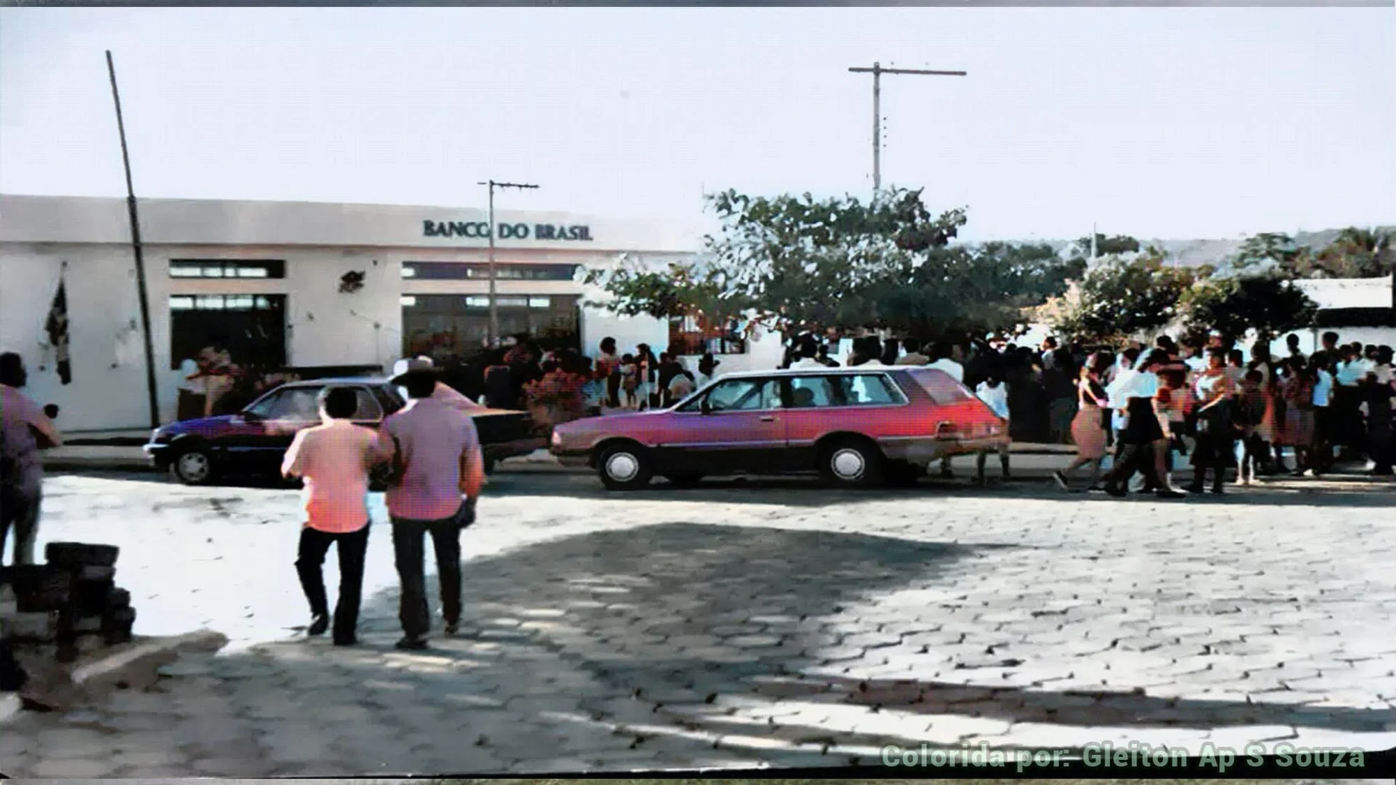 /image/fotos-antigas-lagoa-dos-patos-mg-em-memorias?src=https%3A%2F%2Frogresph.sirv.com%2Fsala-mineira%2Ffotos%2Finauguracao-banco-do-brasil-em-lagoa-dos-patos-mg.jpg&w=2000&q=85