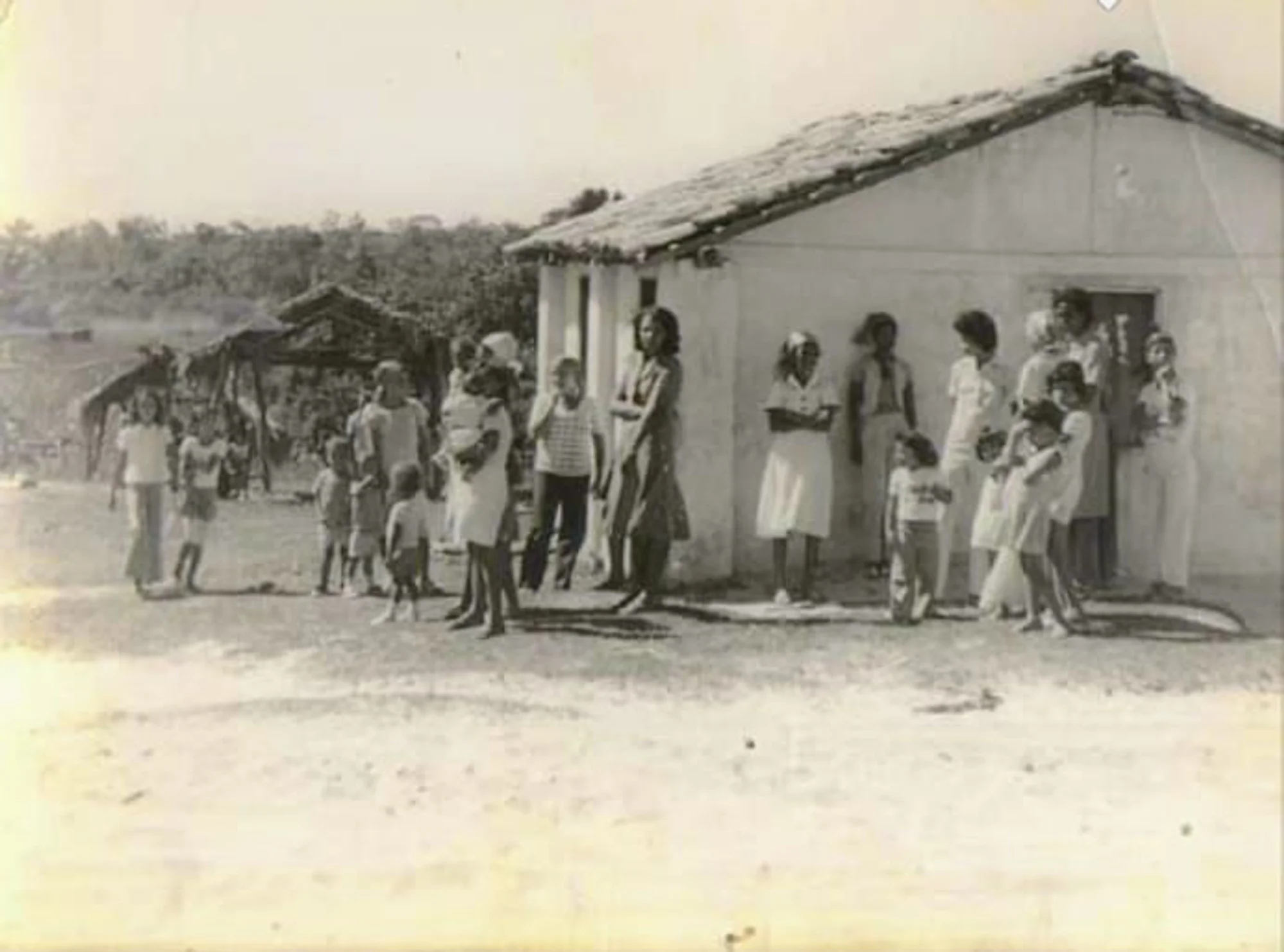 /image/lagoa-dos-patos-em-memoria-fotos-antigas-resgatam-a-historia-da-cidade?src=https%3A%2F%2Fsalamineira.netlify.app%2Ffotos-antigas%2Ffotos-antigas-lagoa-dos-patos-mg-1.jpeg&w=2000&q=85