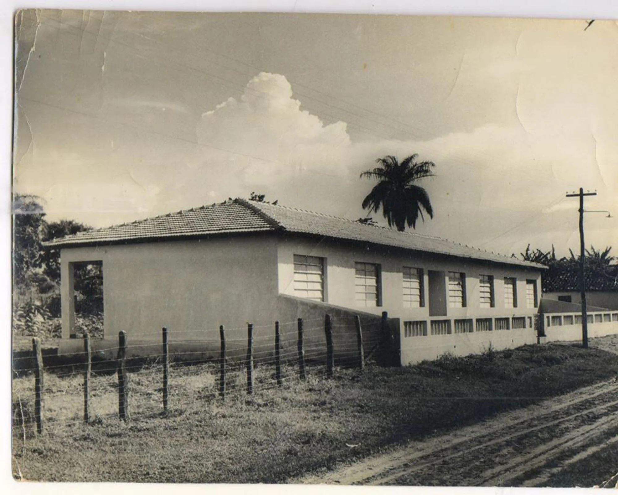 /image/lagoa-dos-patos-em-memoria-fotos-antigas-resgatam-a-historia-da-cidade?src=https%3A%2F%2Fsalamineira.netlify.app%2Ffotos-antigas%2Ffotos-antigas-lagoa-dos-patos-mg-8.jpeg&w=2000&q=85